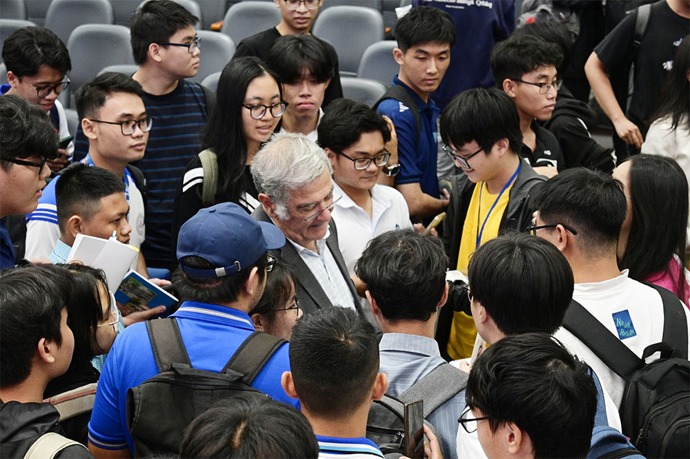 Giáo sư Serge Haroche: Khoa học không thể phát triển nếu tách rời con người -0