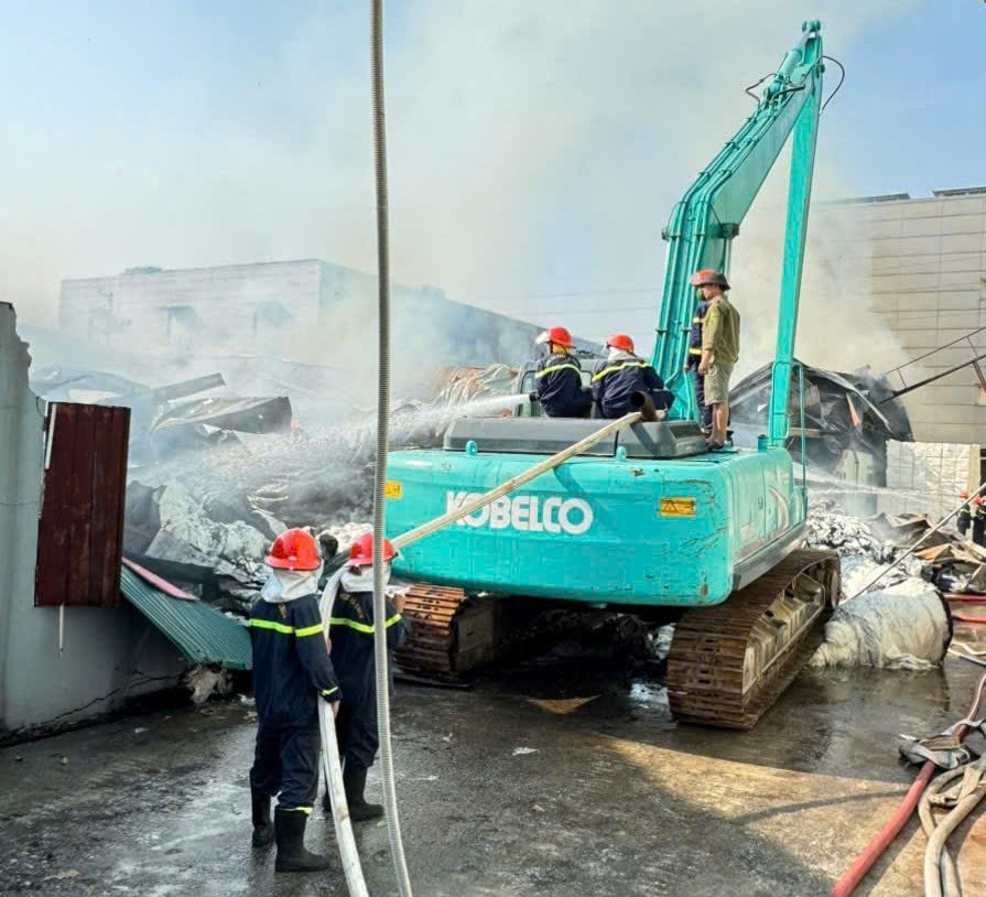 Huy động 130 Cảnh sát chữa cháy ở Công ty TNHH Tissue Linh An -1