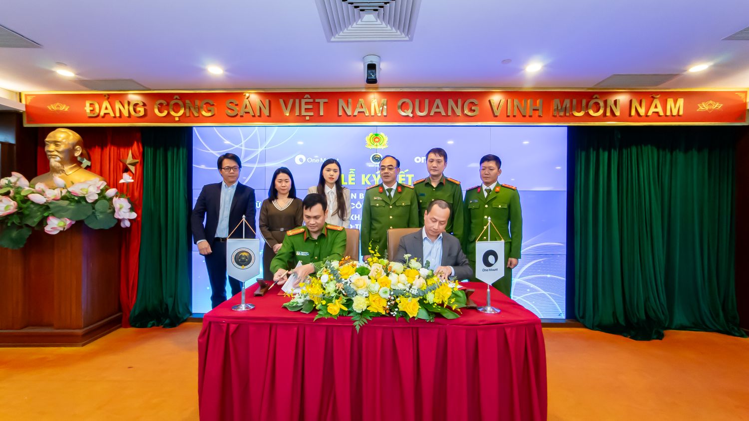 Triển khai dịch vụ xác thực điện tử qua VNeID trên ứng dụng OneU -0