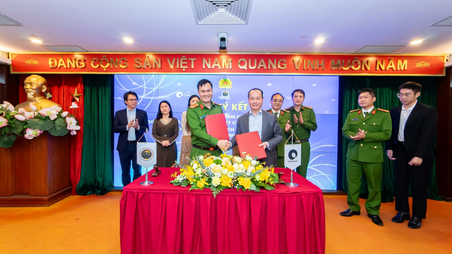 Triển khai dịch vụ xác thực điện tử qua VNeID trên ứng dụng OneU -1