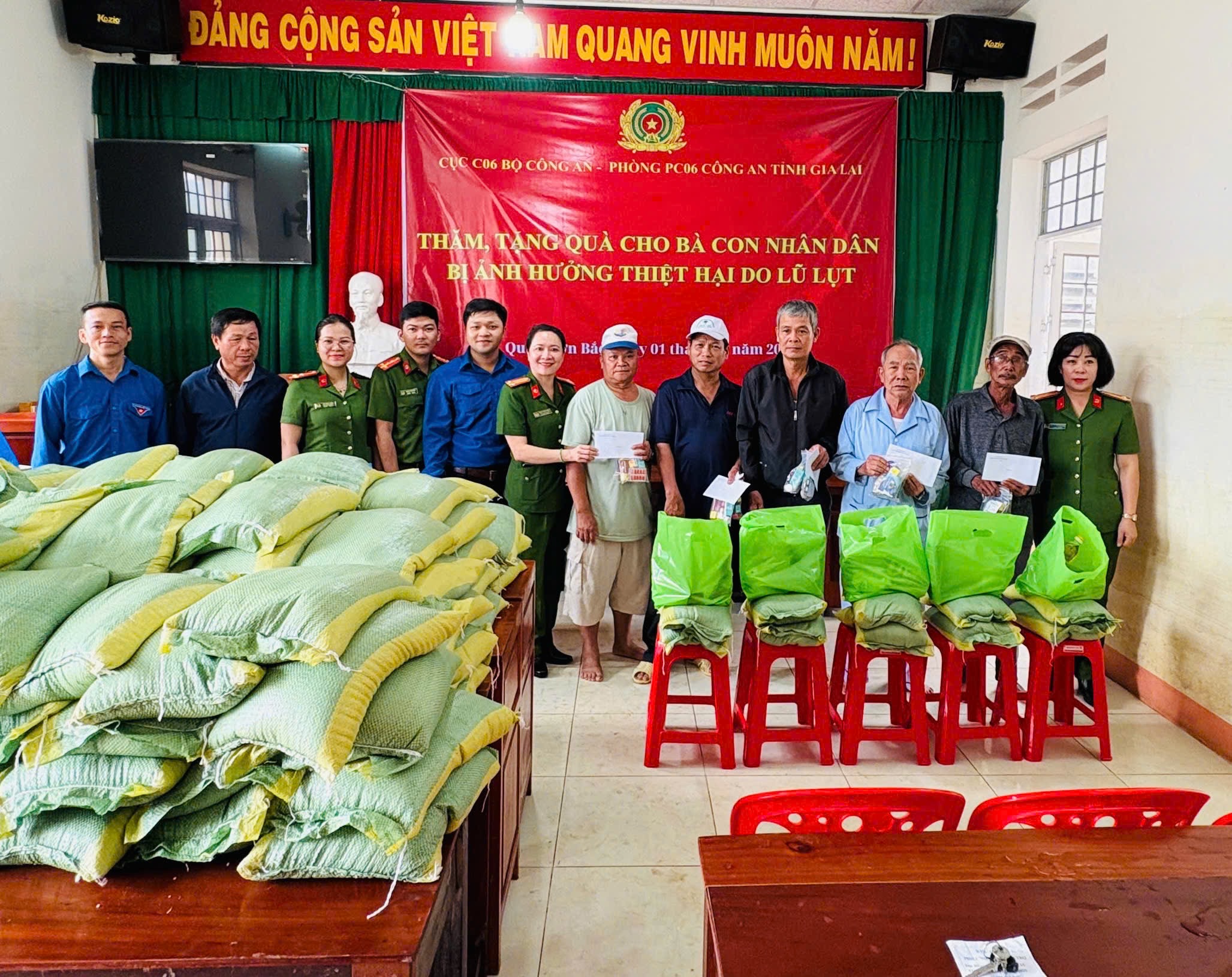 Trao tặng 23 căn nhà tình nghĩa, phát thuốc miễn phí cho các hộ nghèo và người dân vùng lũ -0