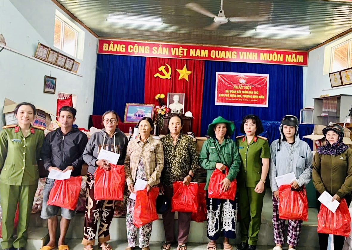 Trao tặng 23 căn nhà tình nghĩa, phát thuốc miễn phí cho các hộ nghèo và người dân vùng lũ -1