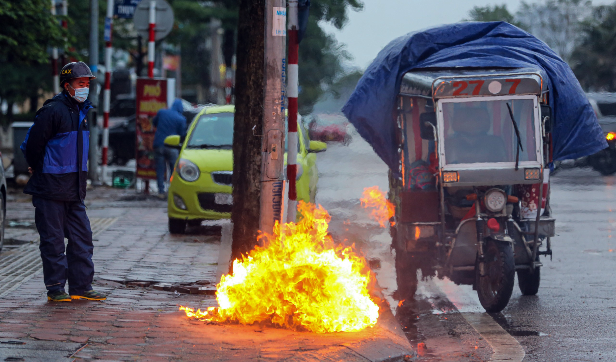 När en kallfront anländer väntas kraftigt regn över norra delen av landet med början ikväll.