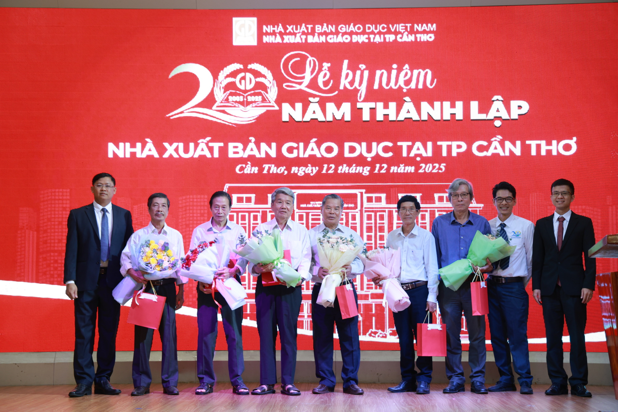 Nhà xuất bản giáo dục tại TP Cần Thơ: 20 năm bền bỉ gieo chữ, đồng kiến tạo học liệu nơi đất học Phương Nam -0