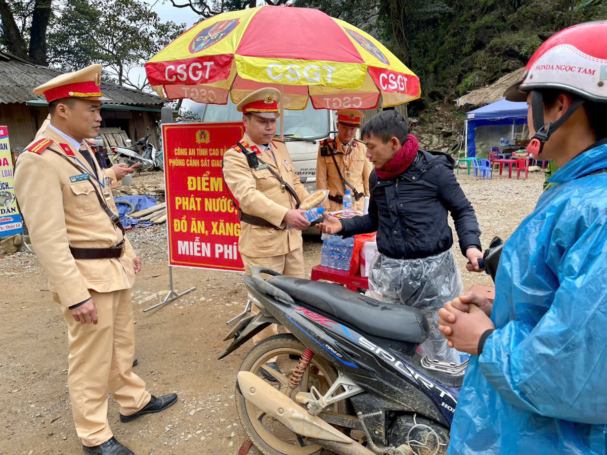 CSGT Cao Bằng phát nước, cấp xăng miễn phí cho người dân và du khách -0