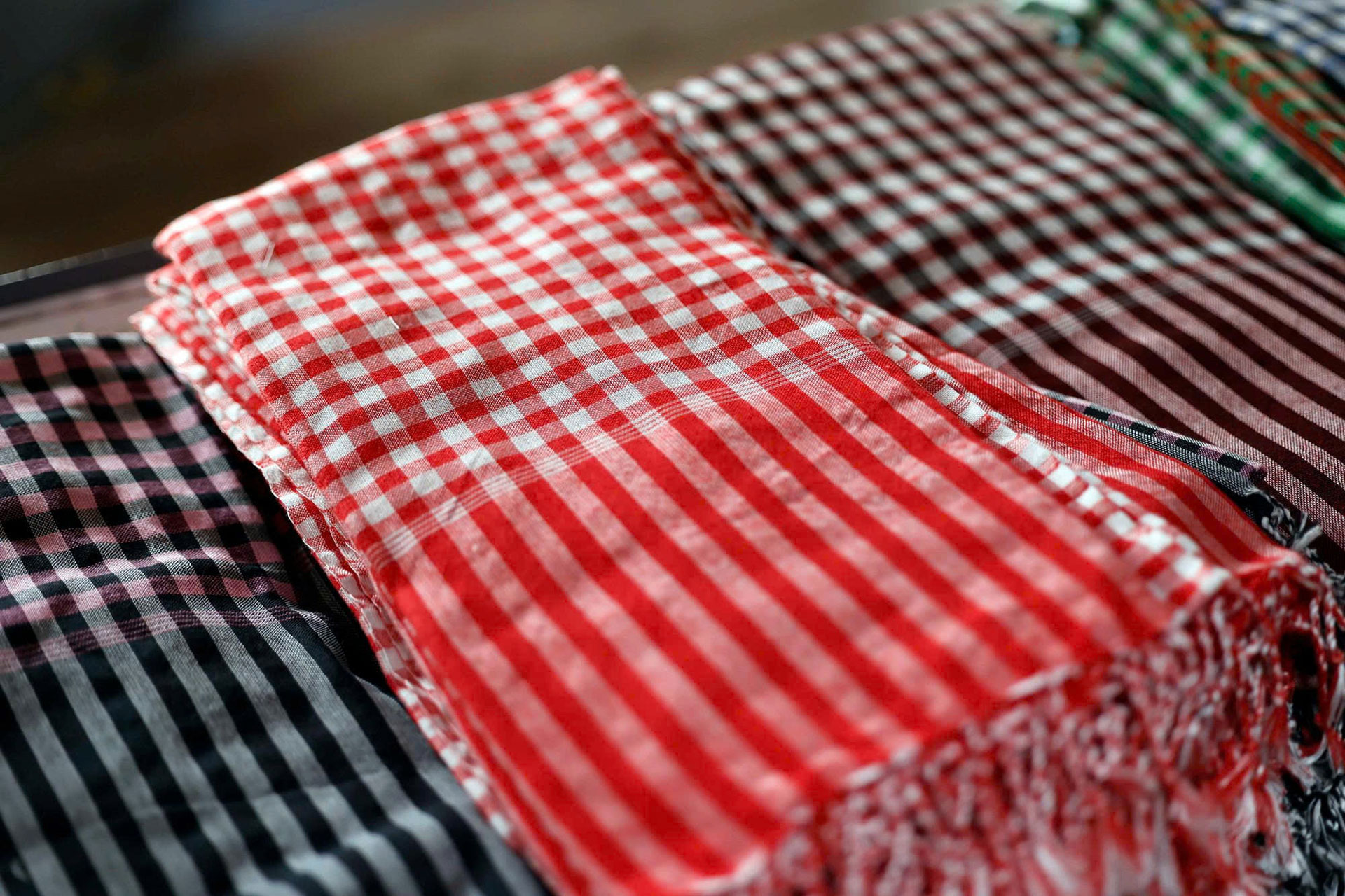 Giữ lửa nghề dệt thổ cẩm Chăm nơi ngã ba sông -0