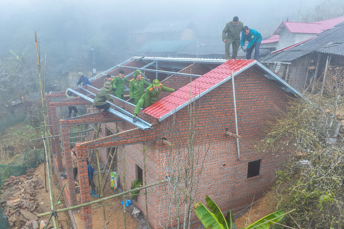Gần dân nhất ở nơi giá rét – Công an xã Y Tý chung tay xây dựng những mái nhà sau bão -0