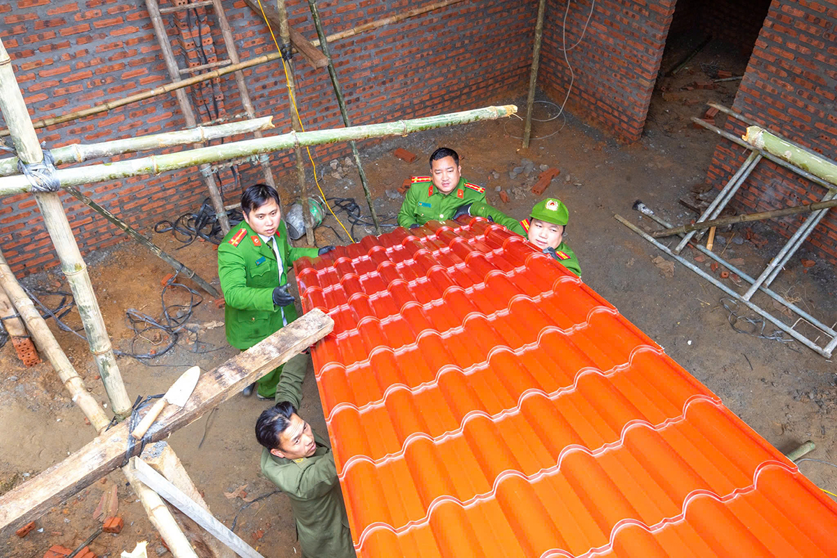 Gần dân nhất ở nơi giá rét – Công an xã Y Tý chung tay xây dựng những mái nhà sau bão -0