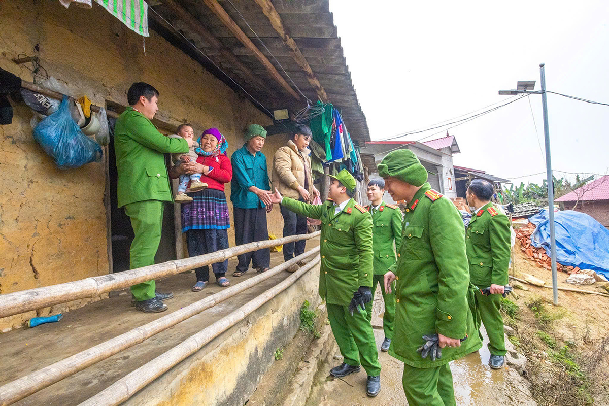 Gần dân nhất ở nơi giá rét – Công an xã Y Tý chung tay xây dựng những mái nhà sau bão -0