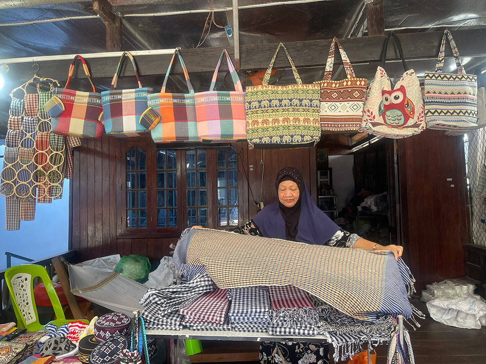 Giữ lửa nghề dệt thổ cẩm Chăm nơi ngã ba sông -0