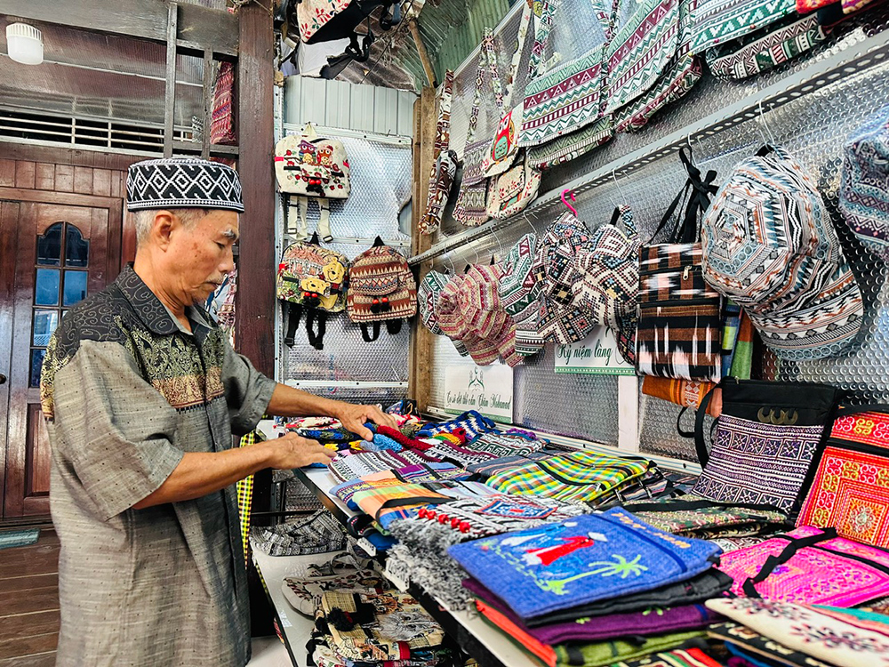 Giữ lửa nghề dệt thổ cẩm Chăm nơi ngã ba sông -0