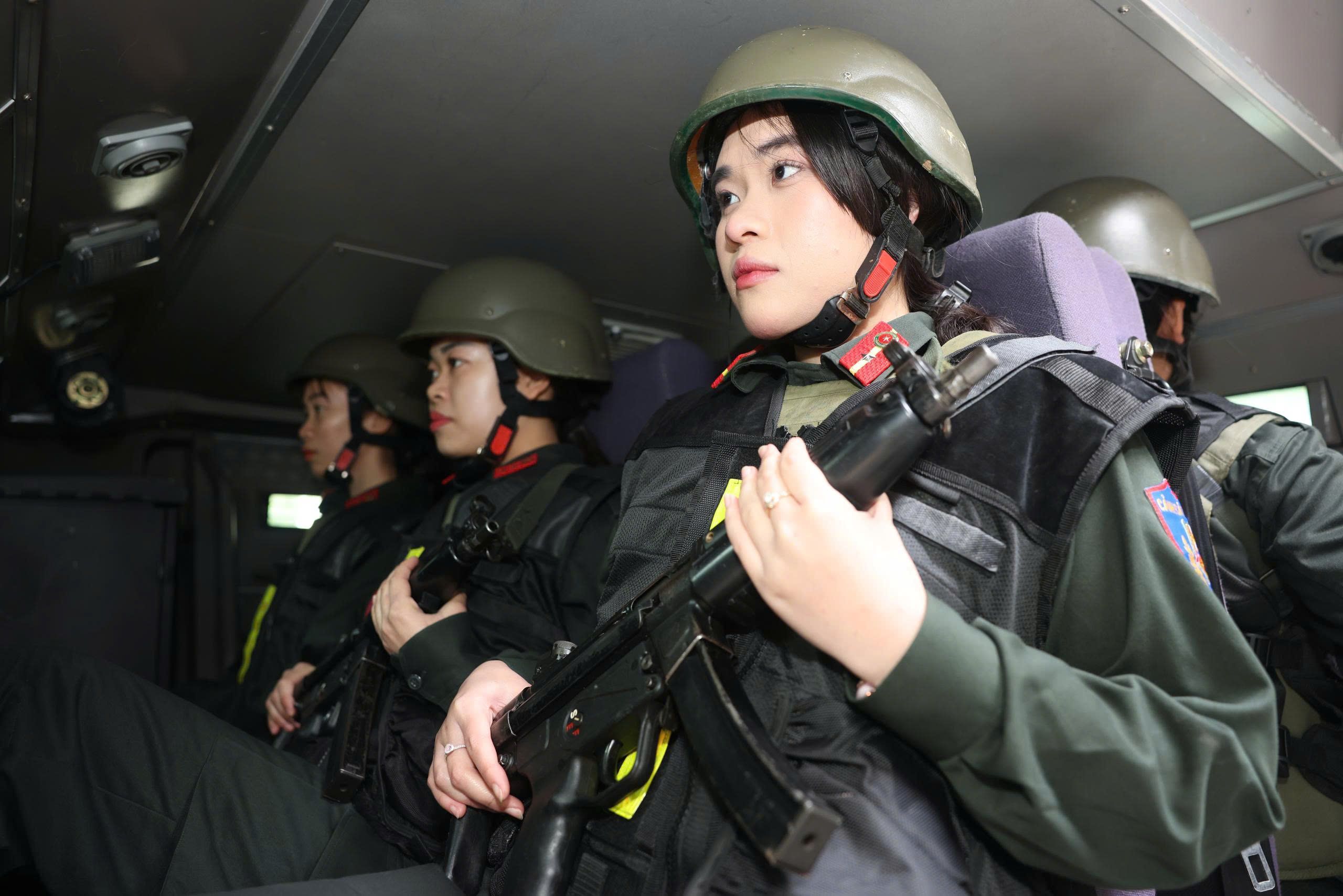 Những “bóng hồng” trên tuyến đầu bảo vệ tuyệt đối an ninh, an toàn Đại hội XIV của Đảng -0