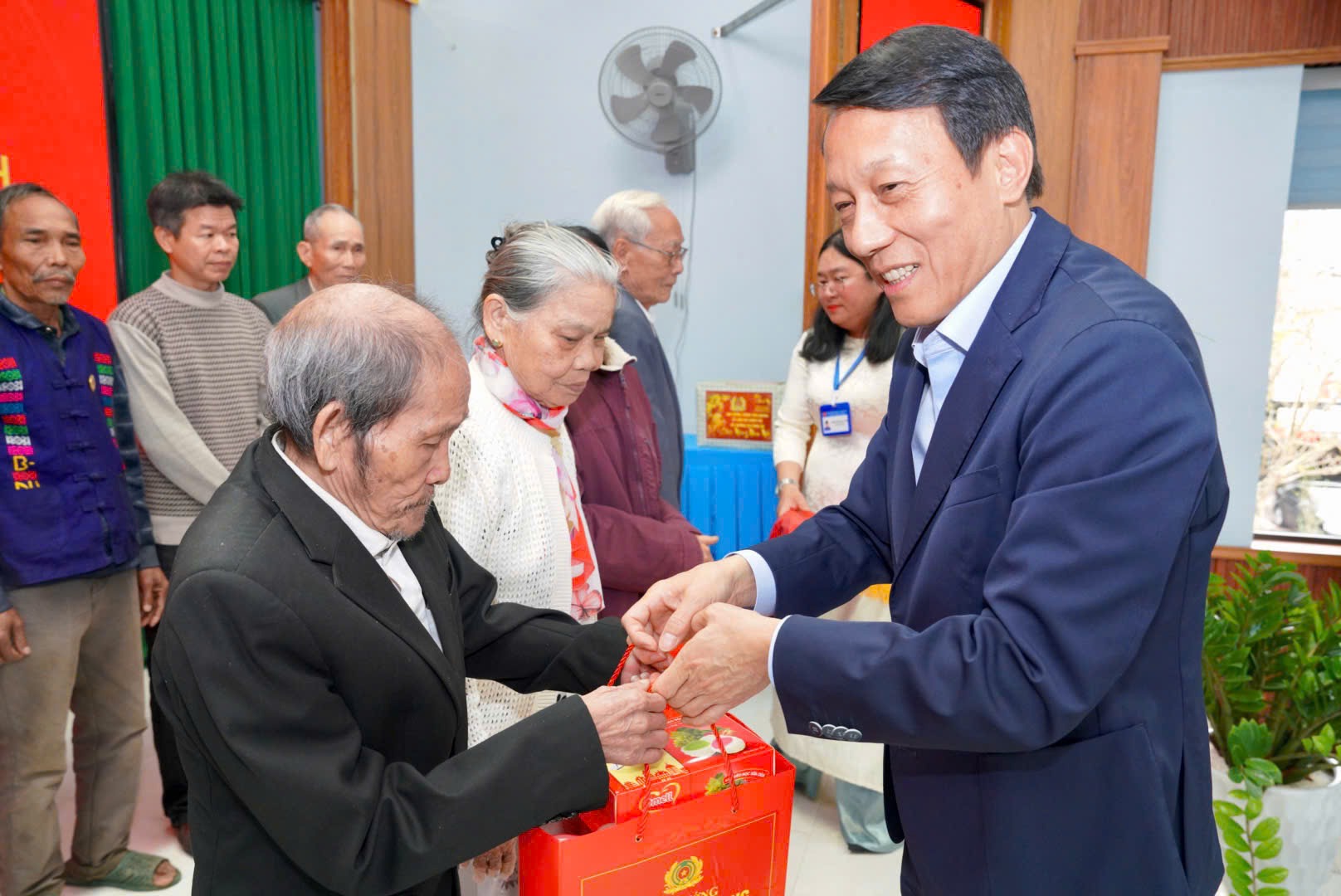 Minister Luong Tam Quang presents Tet gifts to policy beneficiary families in Hue City - 1