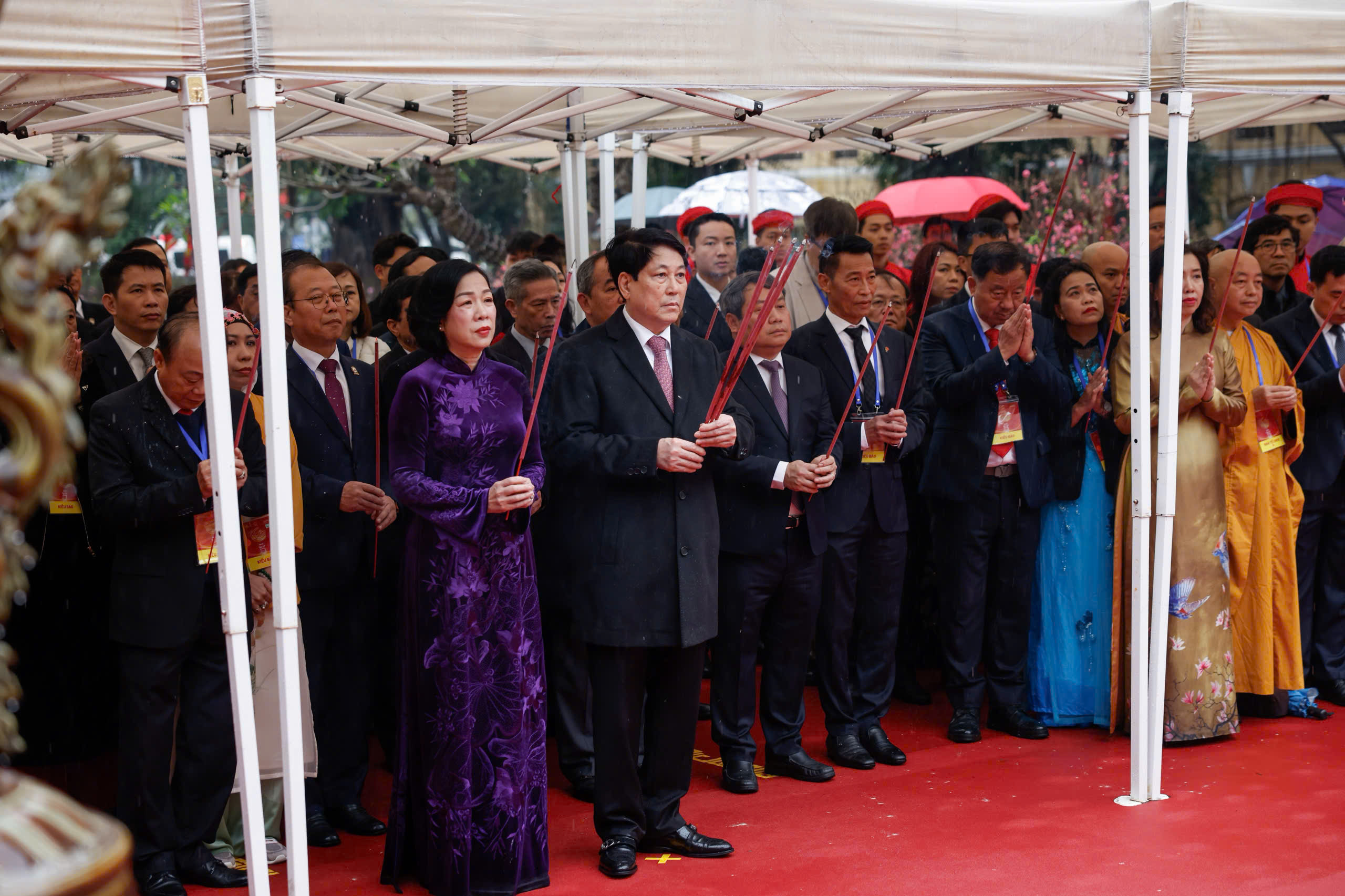 Chủ tịch nước Lương Cường cùng đại biểu kiều bào dâng hương tại Tượng đài Lý Thái Tổ và đền Ngọc Sơn - 2