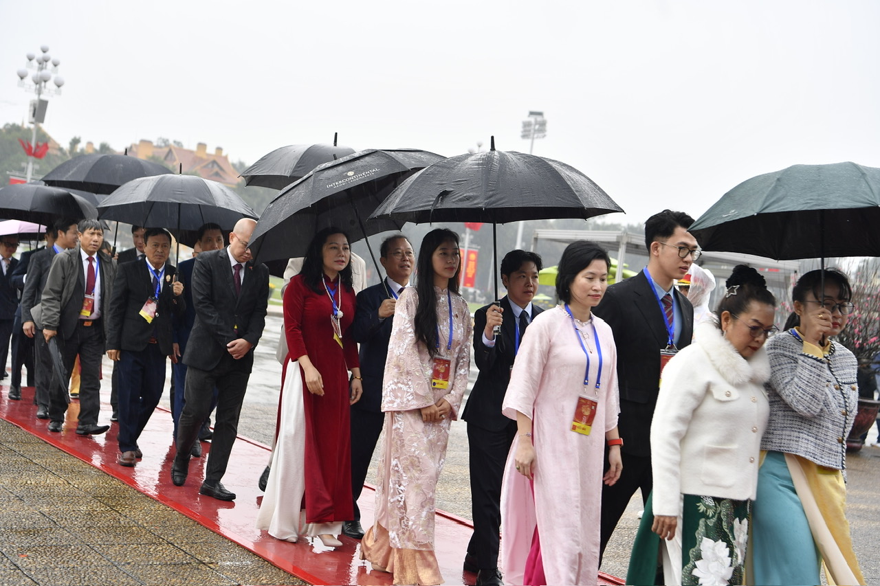 Chủ tịch nước Lương Cường cùng đại biểu kiều bào dâng hương tại Tượng đài Lý Thái Tổ và đền Ngọc Sơn - 2