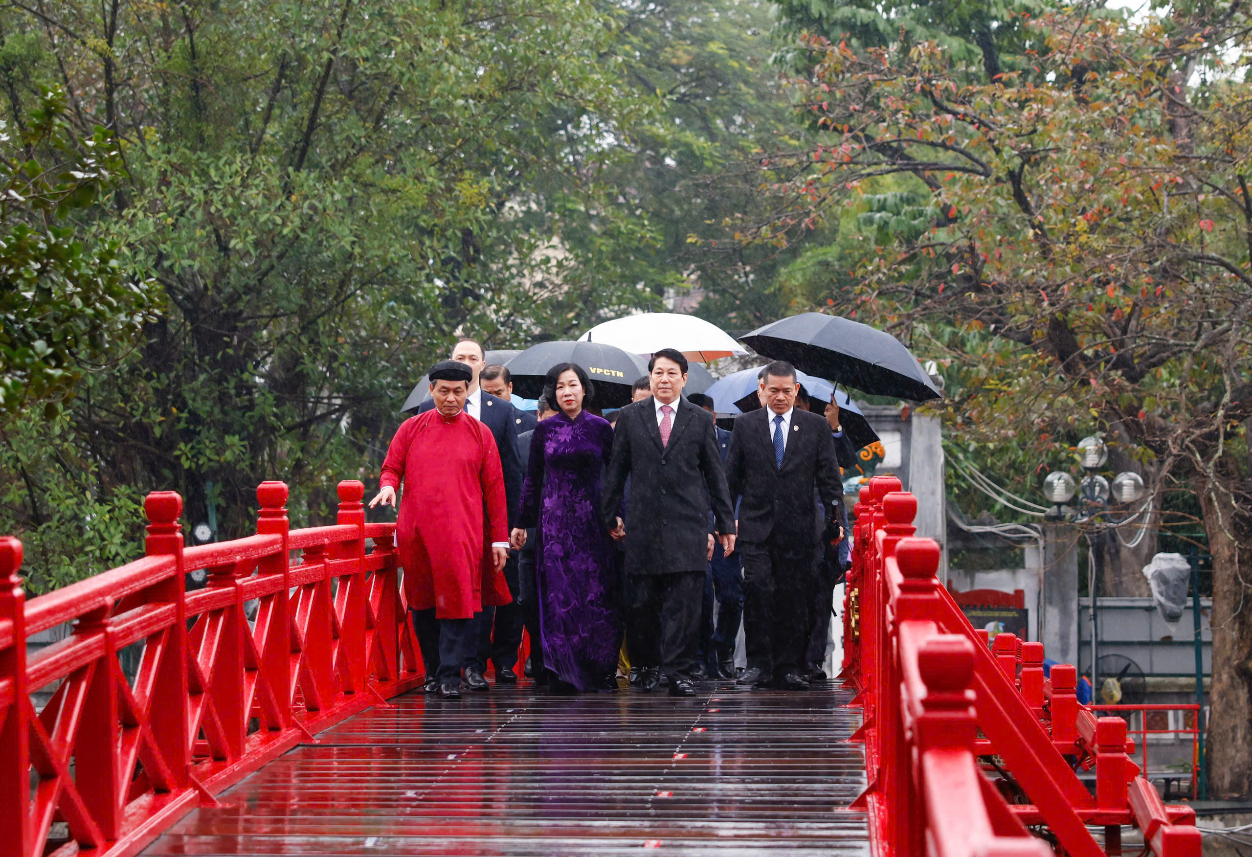 Chủ tịch nước Lương Cường cùng đại biểu kiều bào dâng hương tại Tượng đài Lý Thái Tổ và đền Ngọc Sơn - 0