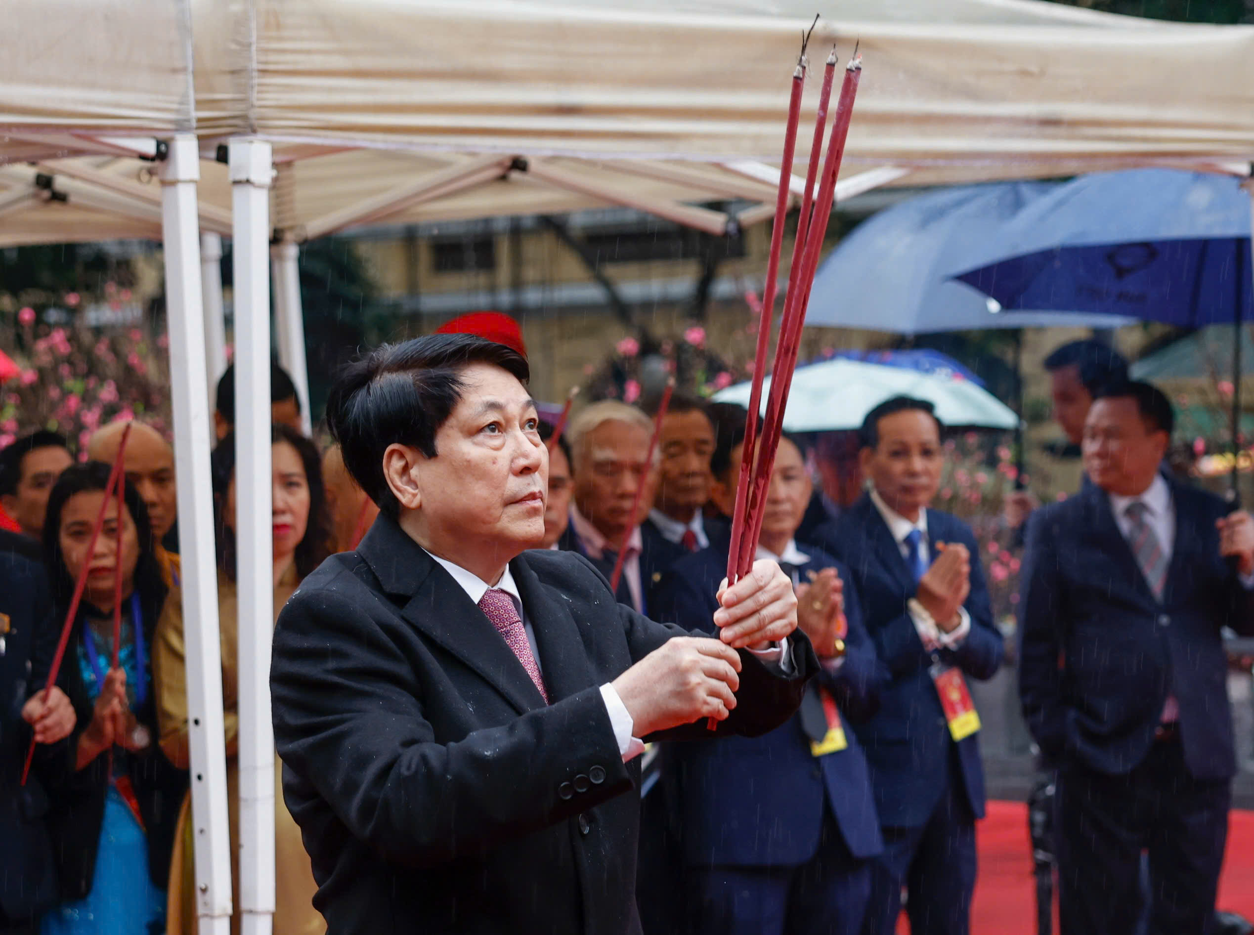 Chủ tịch nước Lương Cường cùng đại biểu kiều bào dâng hương tại Tượng đài Lý Thái Tổ và đền Ngọc Sơn - 0