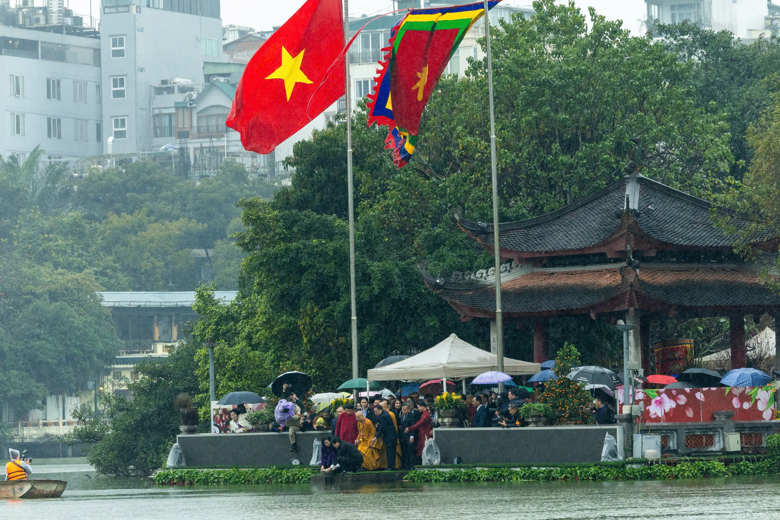 Chủ tịch nước Lương Cường cùng đại biểu kiều bào dâng hương tại Tượng đài Lý Thái Tổ và đền Ngọc Sơn - 2