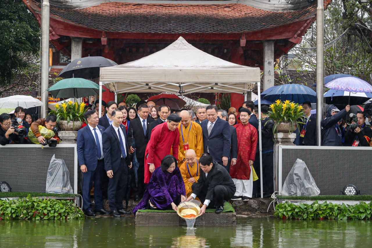 Chủ tịch nước Lương Cường cùng đại biểu kiều bào dâng hương tại Tượng đài Lý Thái Tổ và đền Ngọc Sơn - 1