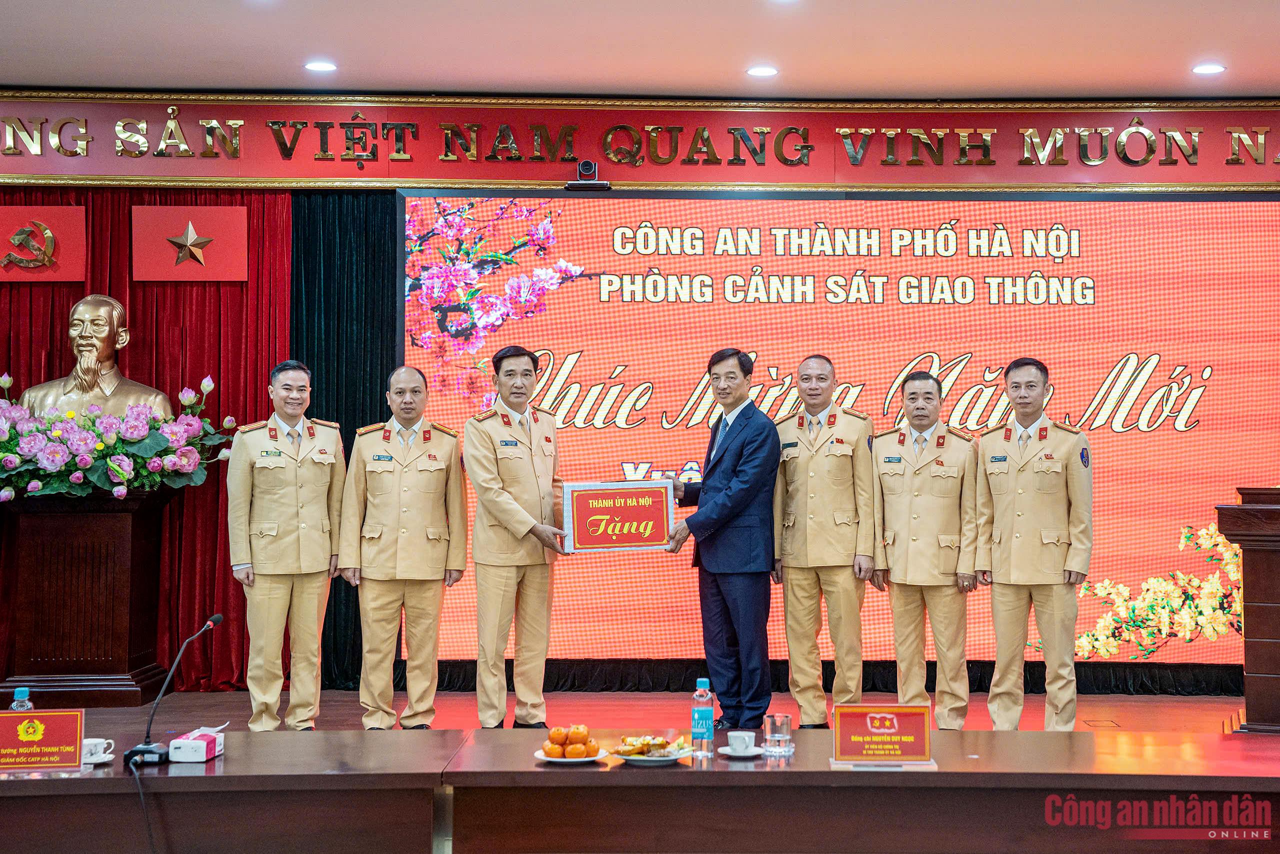 Bí thư Thành ủy Nguyễn Duy Ngọc thăm, chúc Tết lực lượng CSGT Thủ đô -0