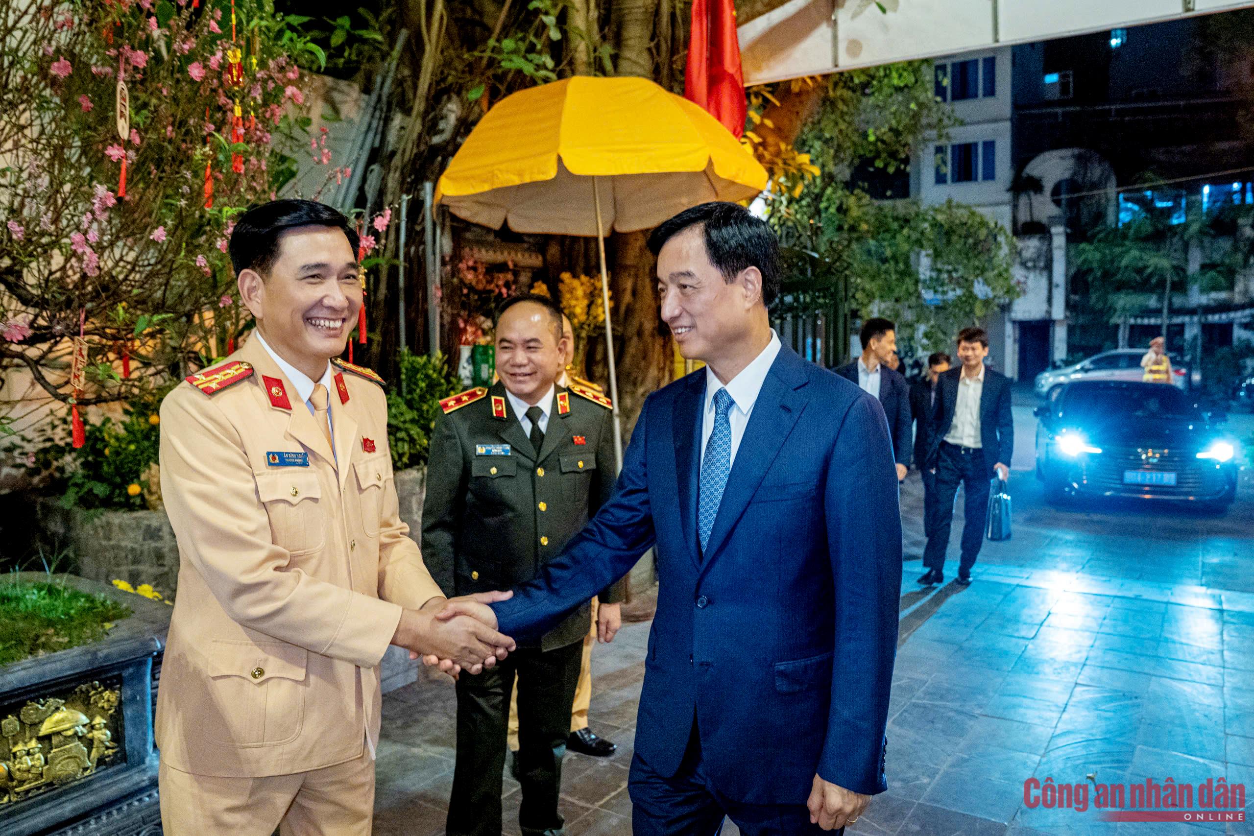 Bí thư Thành ủy Nguyễn Duy Ngọc thăm, chúc Tết lực lượng CSGT Thủ đô -0