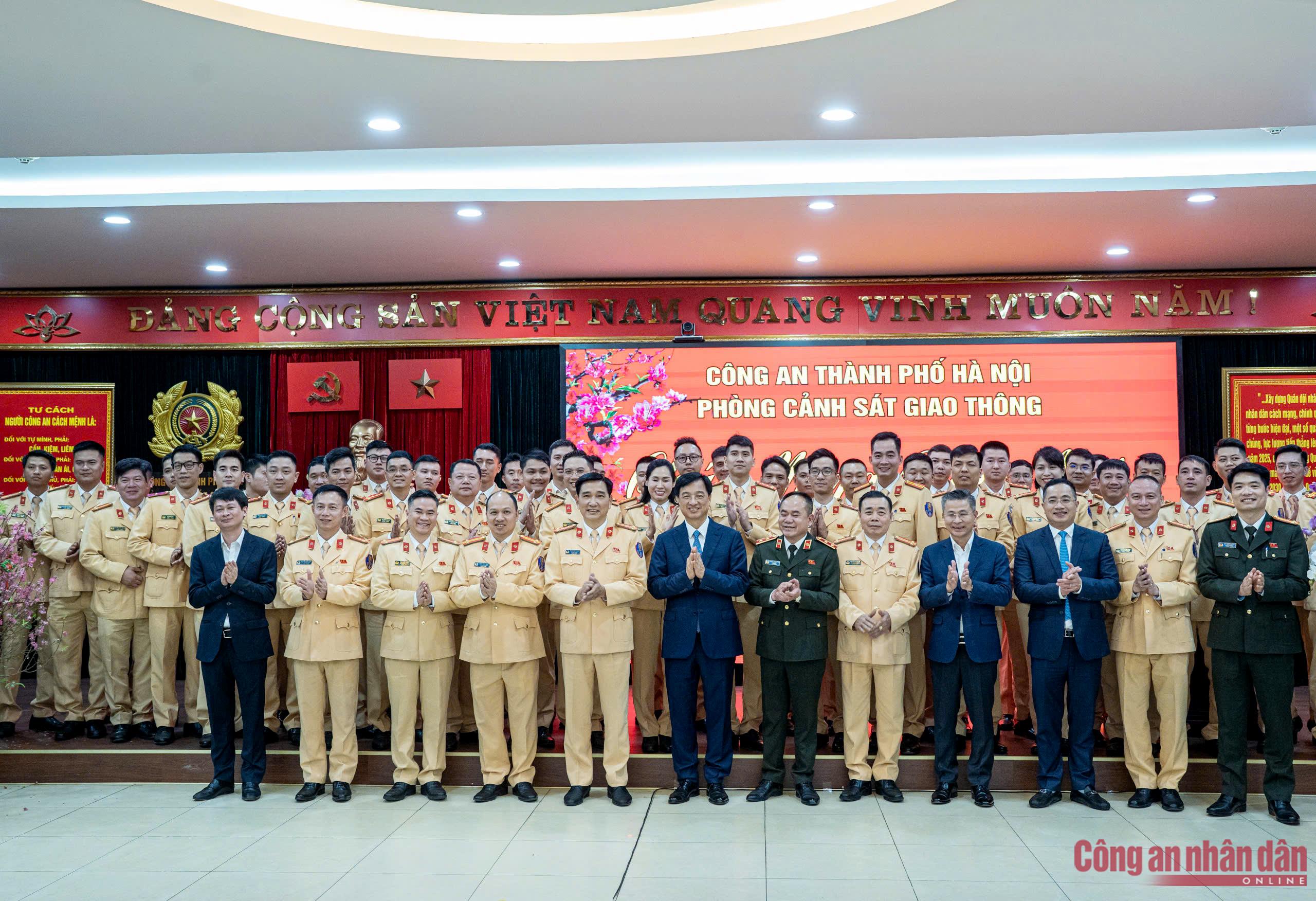 Bí thư Thành ủy Nguyễn Duy Ngọc thăm, chúc Tết lực lượng CSGT Thủ đô -1