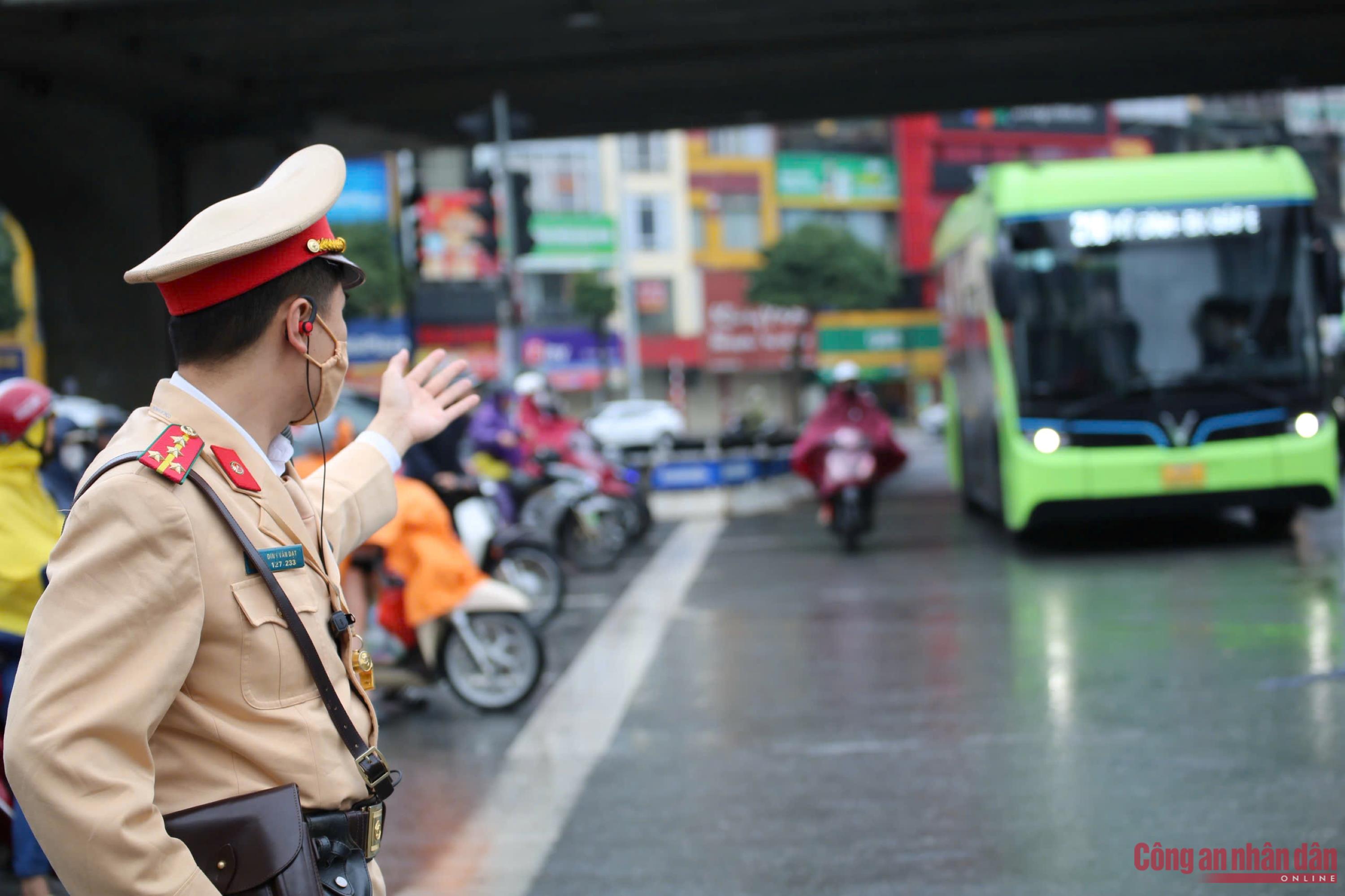 CSGT Hà Nội tăng cường bảo đảm an toàn giao thông ngày cuối kỳ nghỉ Tết -0