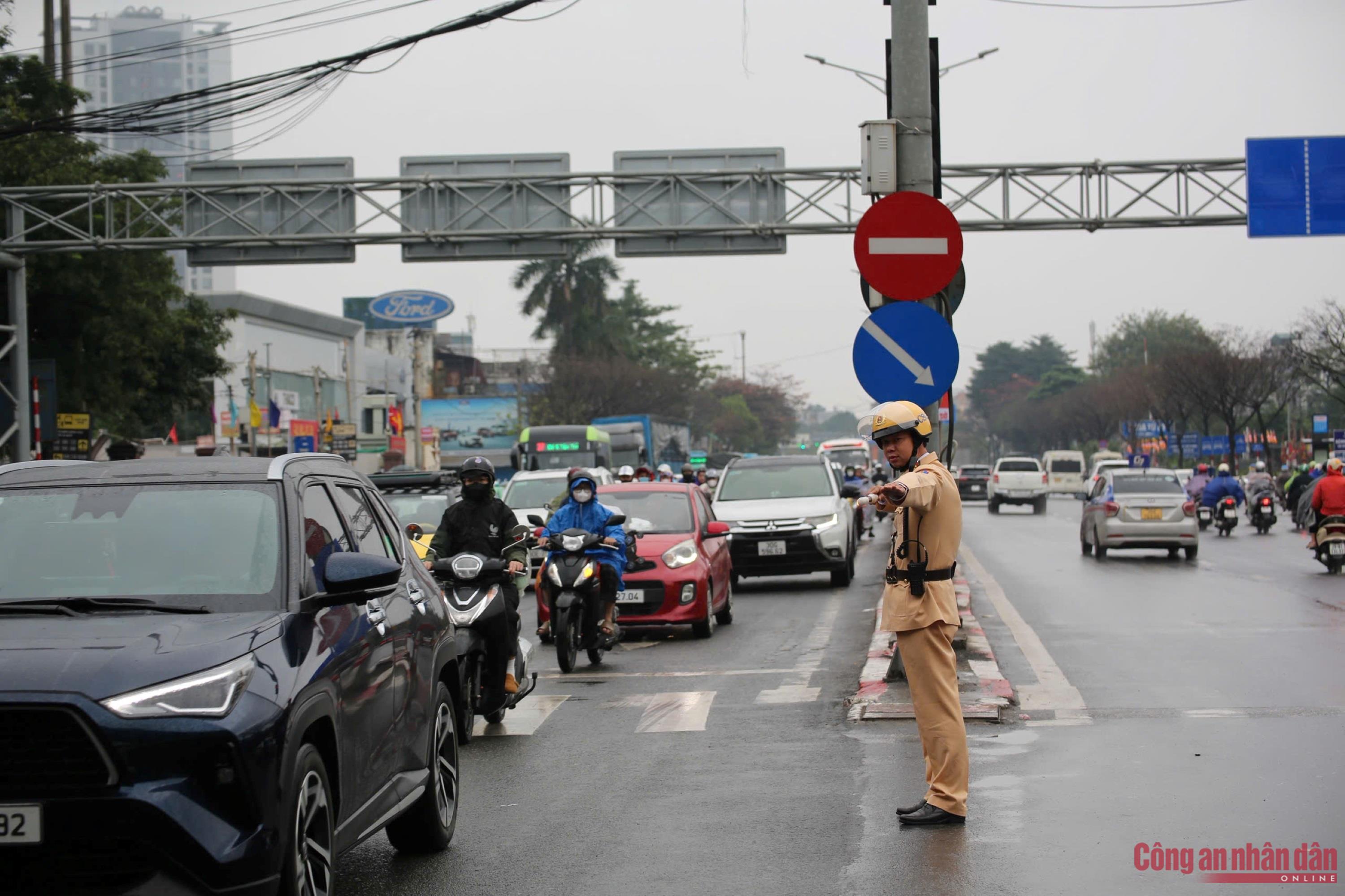 CSGT Hà Nội tăng cường bảo đảm an toàn giao thông ngày cuối kỳ nghỉ Tết -2