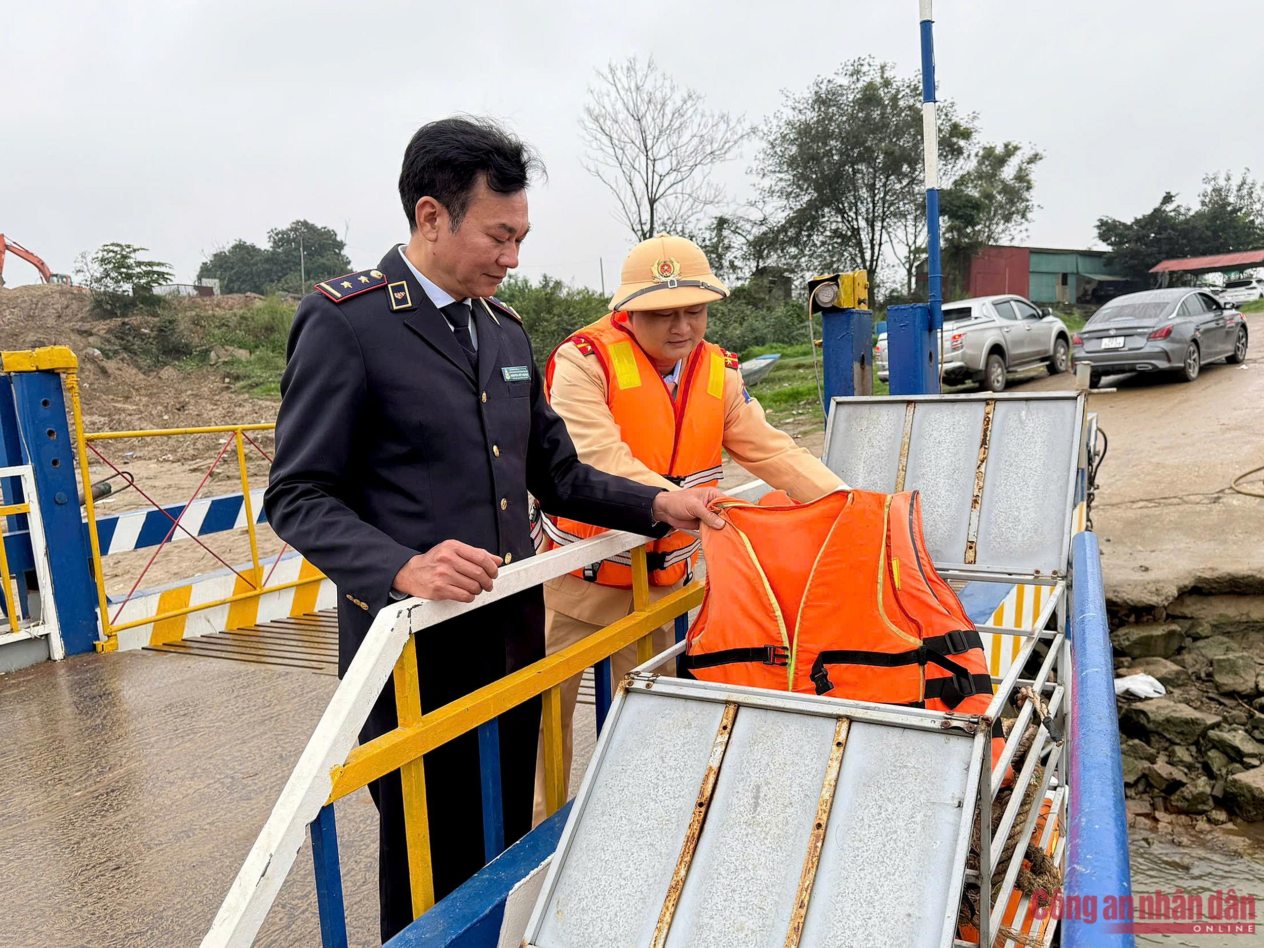Cảnh sát đường thủy Hà Nội chủ động bảo đảm ATGT mùa lễ hội đầu năm -0