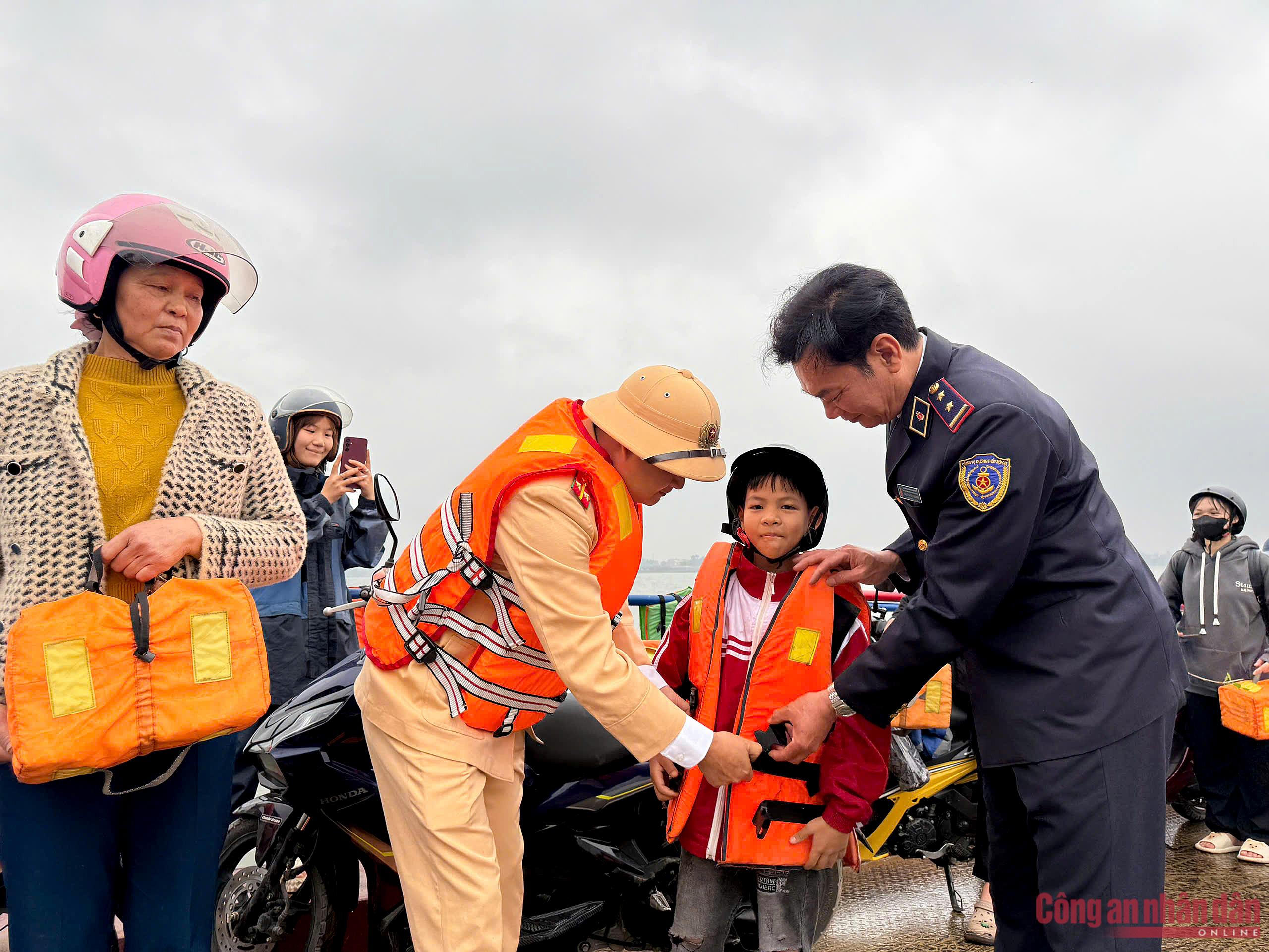 Cảnh sát đường thủy Hà Nội chủ động bảo đảm ATGT mùa lễ hội đầu năm -0