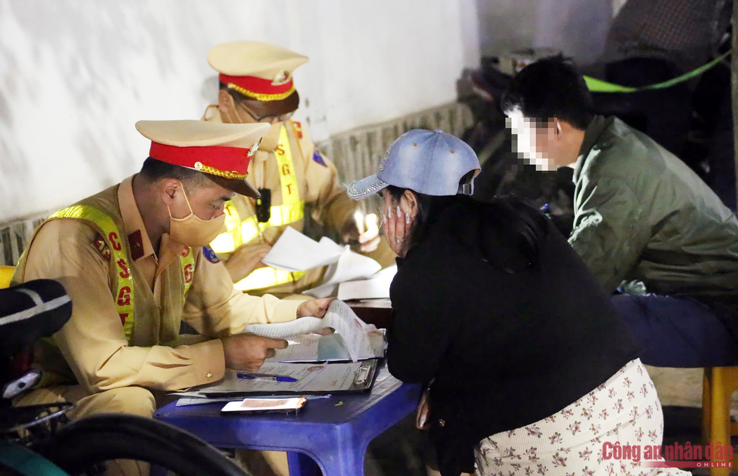 Khách thuê dính nồng độ cồn, xe đạp điện công cộng bị CSGT tạm giữ -0