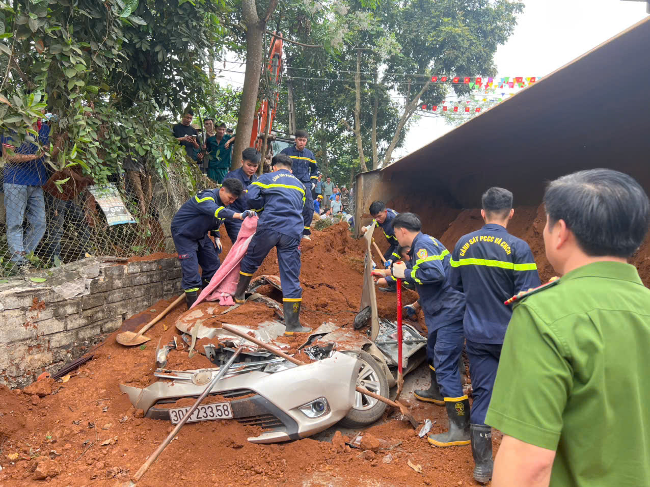 Cảnh sát phòng cháy đưa 2 thi thể phụ nữ bị xe tải đè bẹp -0