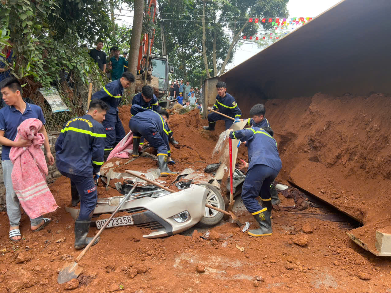 Cảnh sát phòng cháy đưa 2 thi thể phụ nữ bị xe tải đè bẹp -1