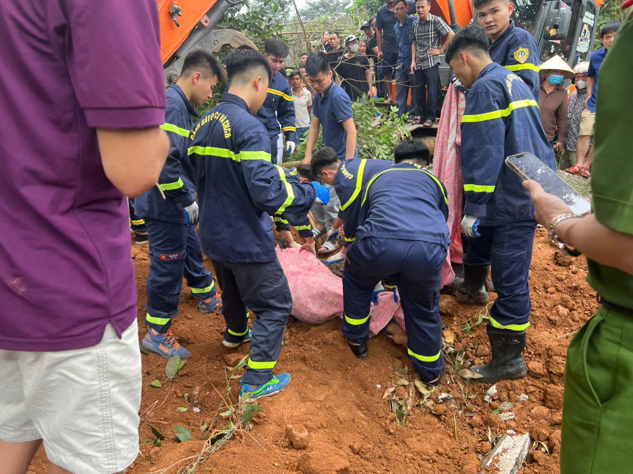 Cảnh sát phòng cháy đưa 2 thi thể phụ nữ bị xe tải đè bẹp -2