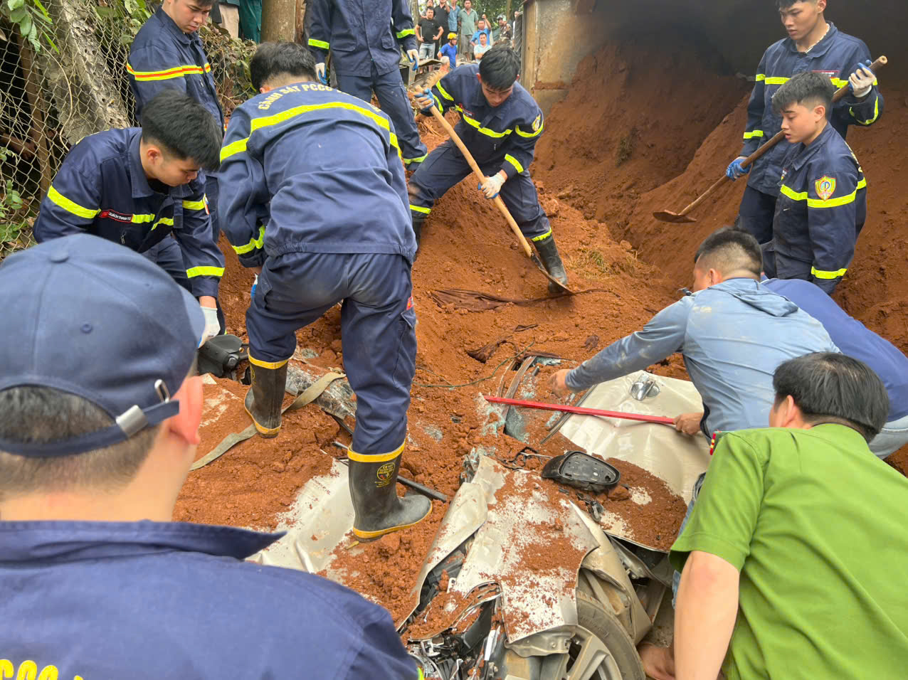 Cảnh sát phòng cháy đưa 2 thi thể phụ nữ bị xe tải đè bẹp -0