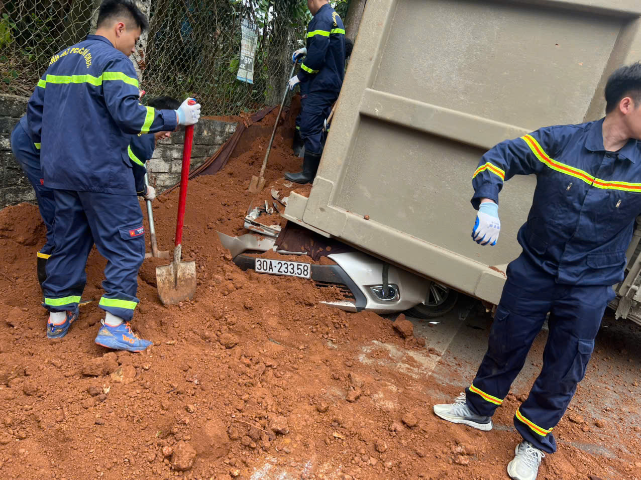 Cảnh sát phòng cháy đưa 2 thi thể phụ nữ bị xe tải đè bẹp -1