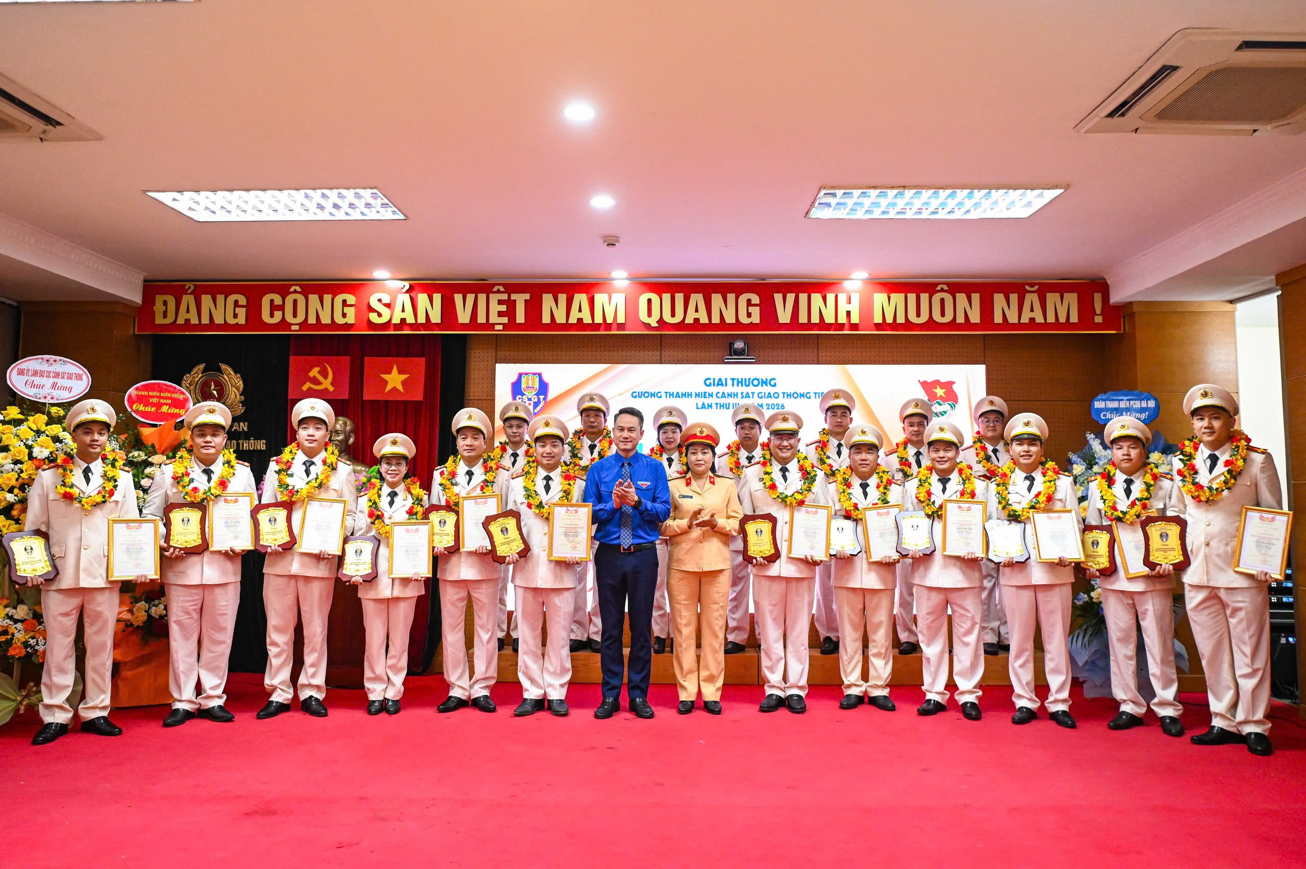 z7664012213606_85107a38a046ef0d2e8354e99ade463a.jpg -0