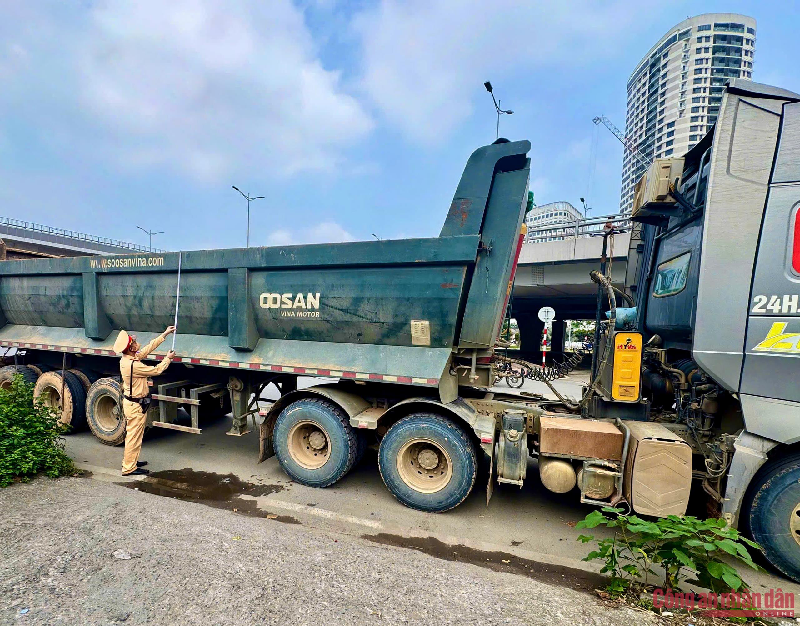 Cảnh sát bắt quả tang xe đầu kéo làm rơi bùn đất ra đường -0