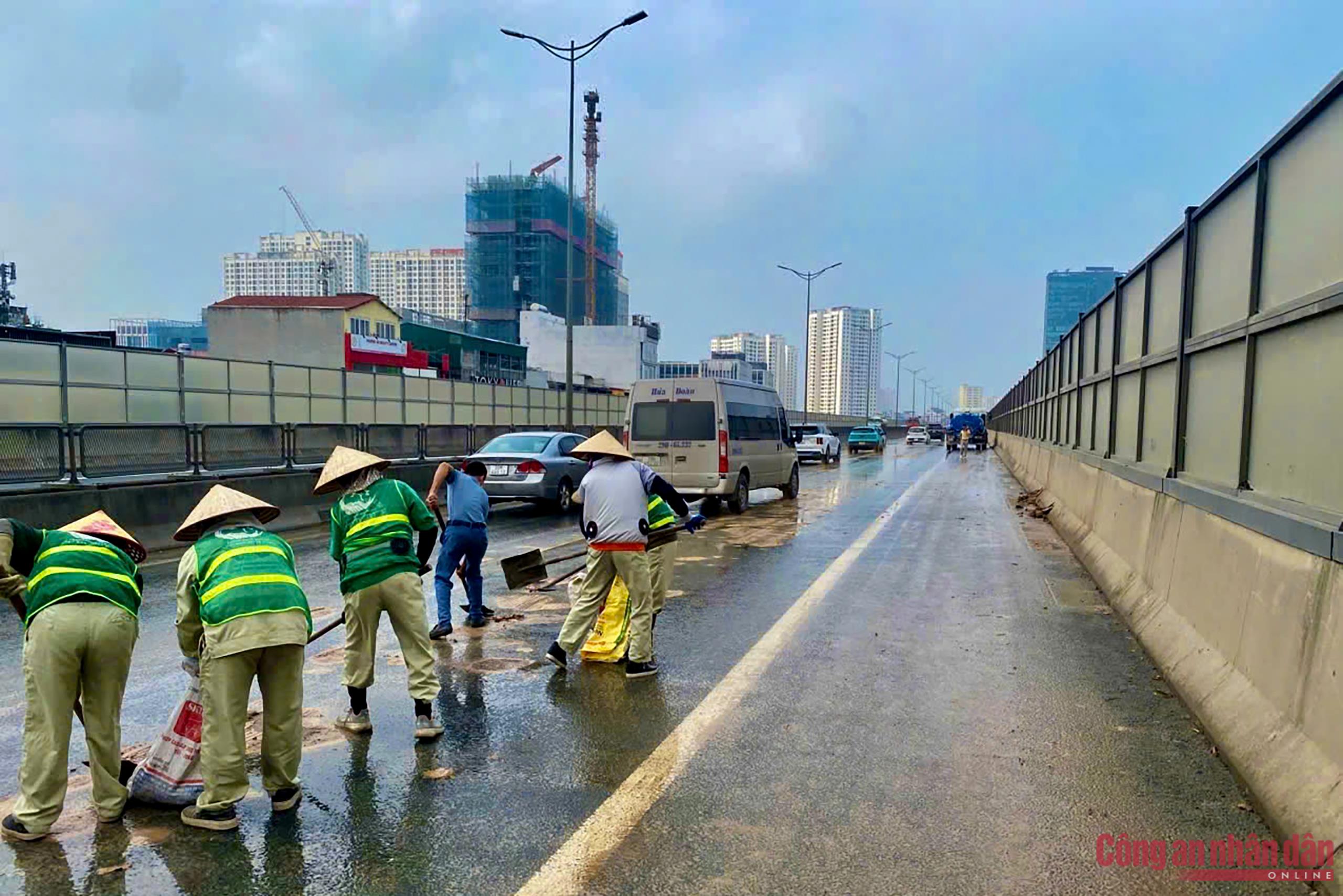 Cảnh sát bắt quả tang xe đầu kéo làm rơi bùn đất ra đường -0