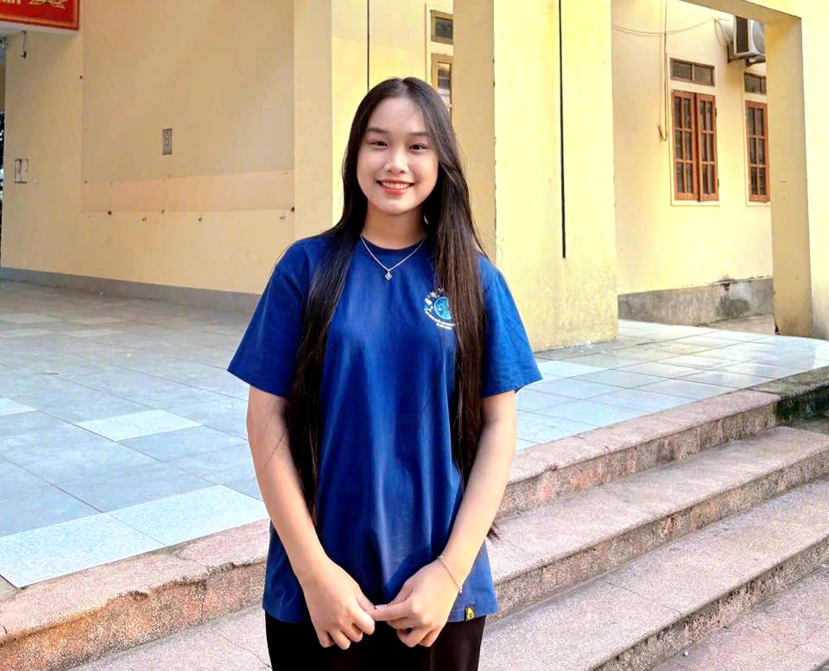 Giấc mơ khoác lên mình màu áo Công an nhân dân của nữ sinh nghèo trường Chuyên -0