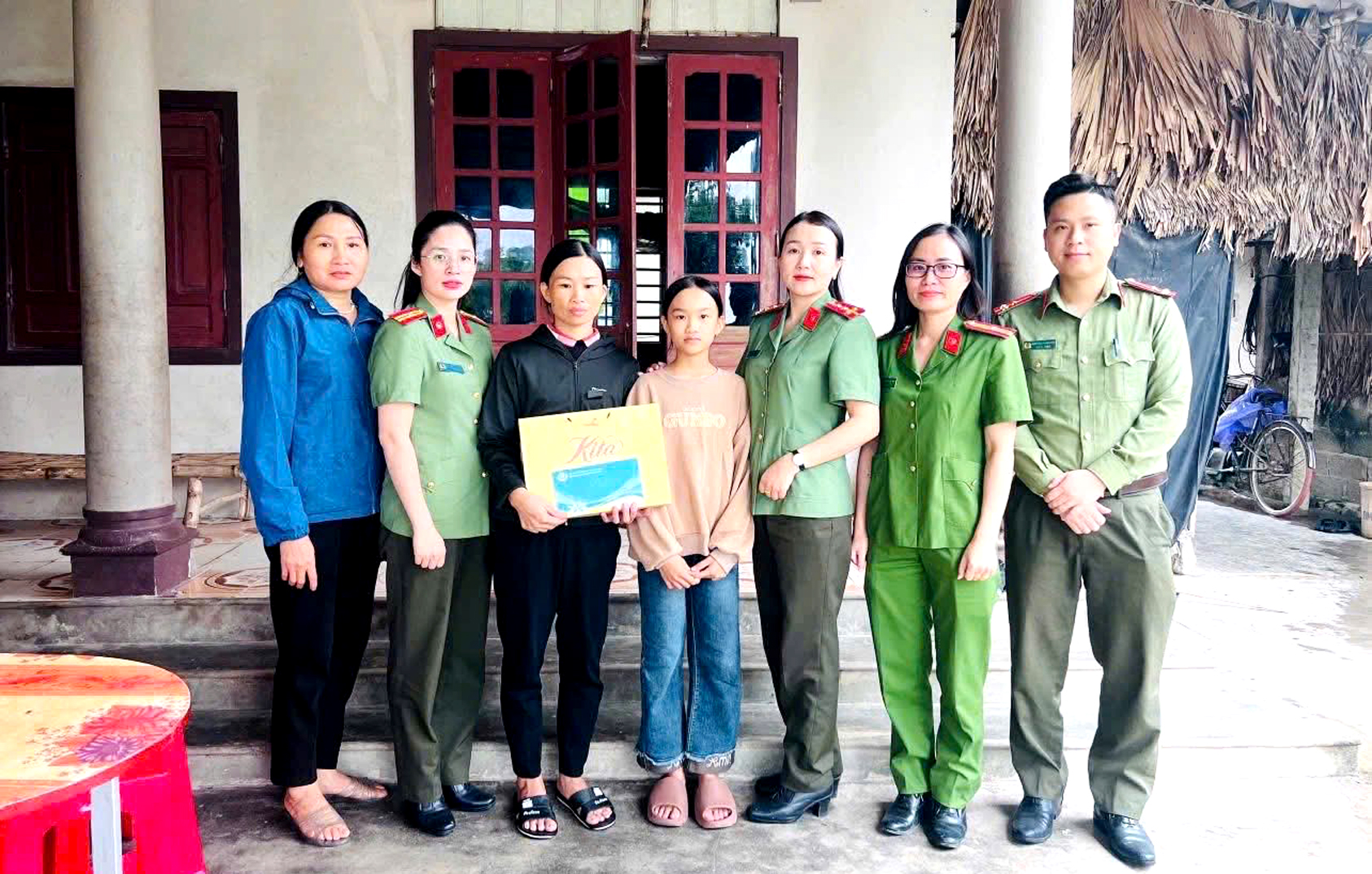 Giấc mơ khoác lên mình màu áo Công an nhân dân của nữ sinh nghèo trường Chuyên -0