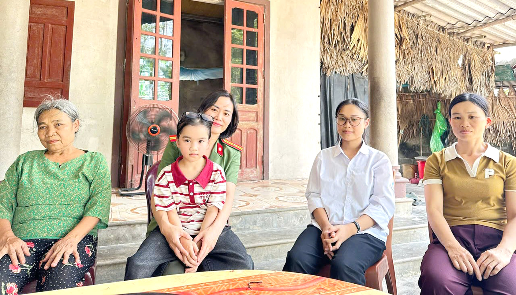 Giấc mơ khoác lên mình màu áo Công an nhân dân của nữ sinh nghèo trường Chuyên -0