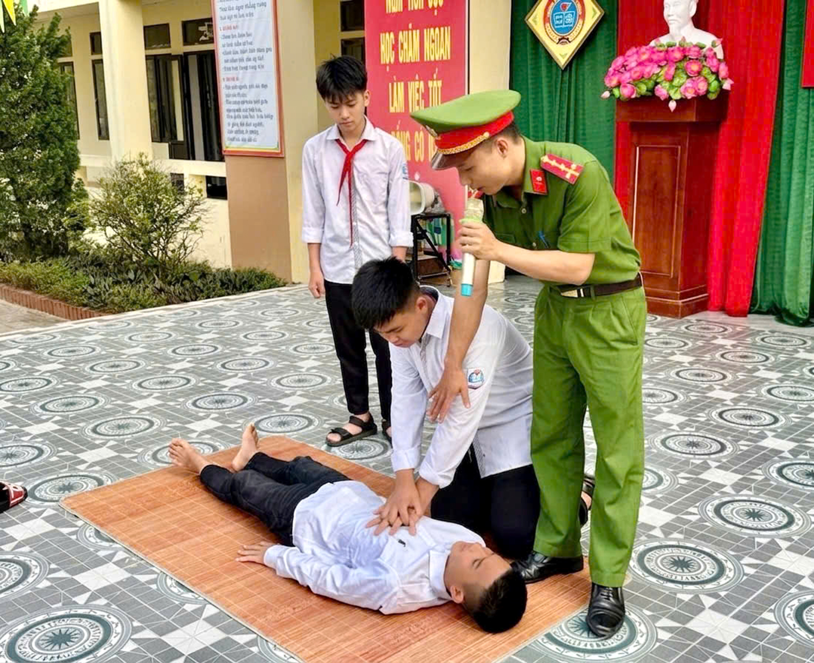 Công an xã chủ động phòng ngừa đuối nước -0