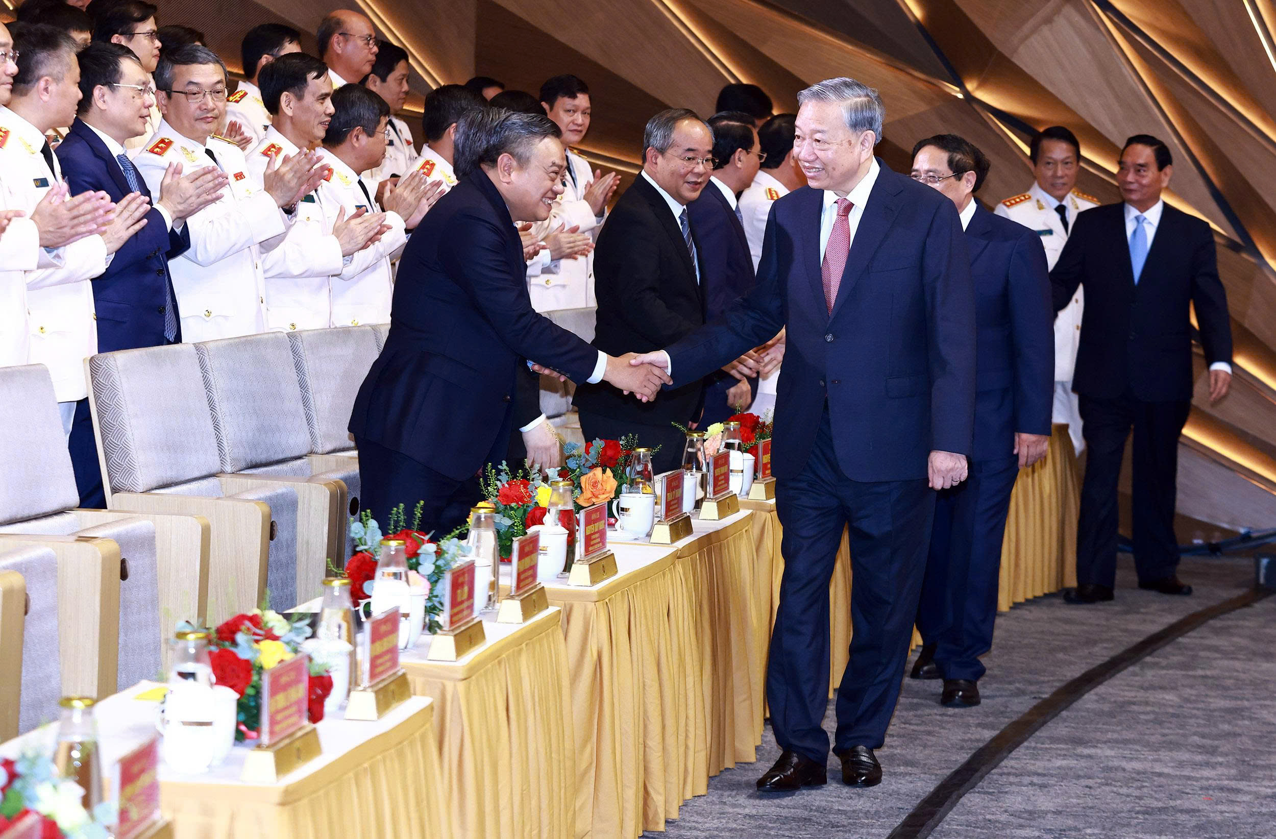 z7713508136068_64c7bd071845713242a30a6200d0c1c1.jpg -0