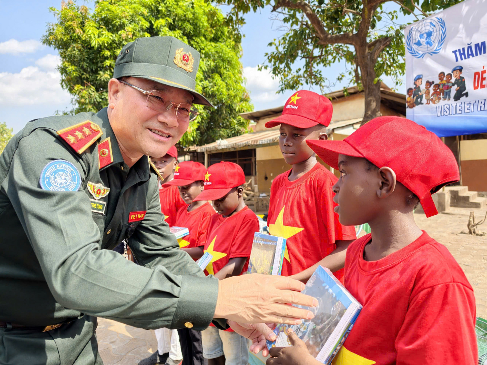 Mang trái im Việt Nam đến với trẻ em mồ côi Trung Phi -0