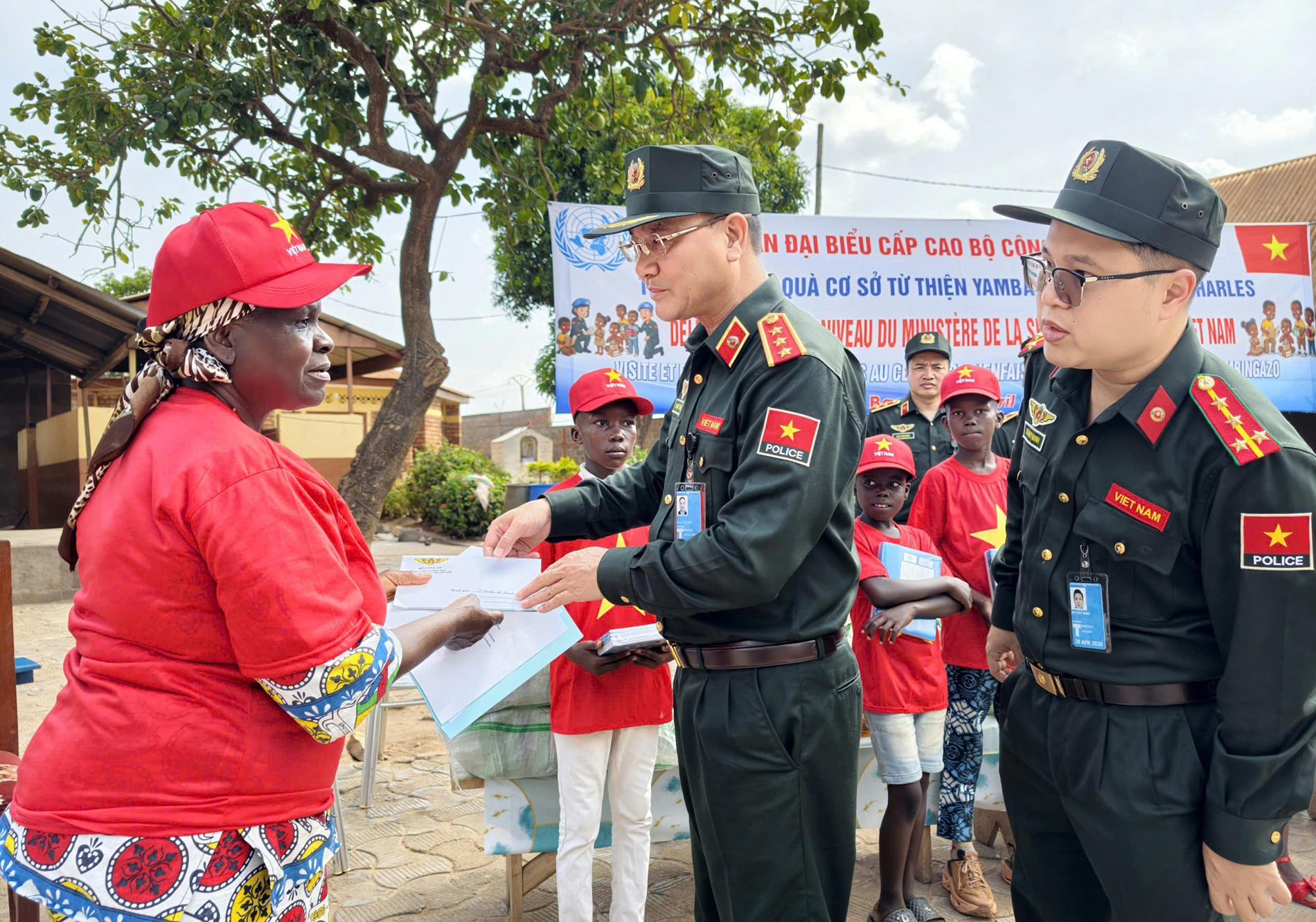 Mang trái im Việt Nam đến với trẻ em mồ côi Trung Phi -0