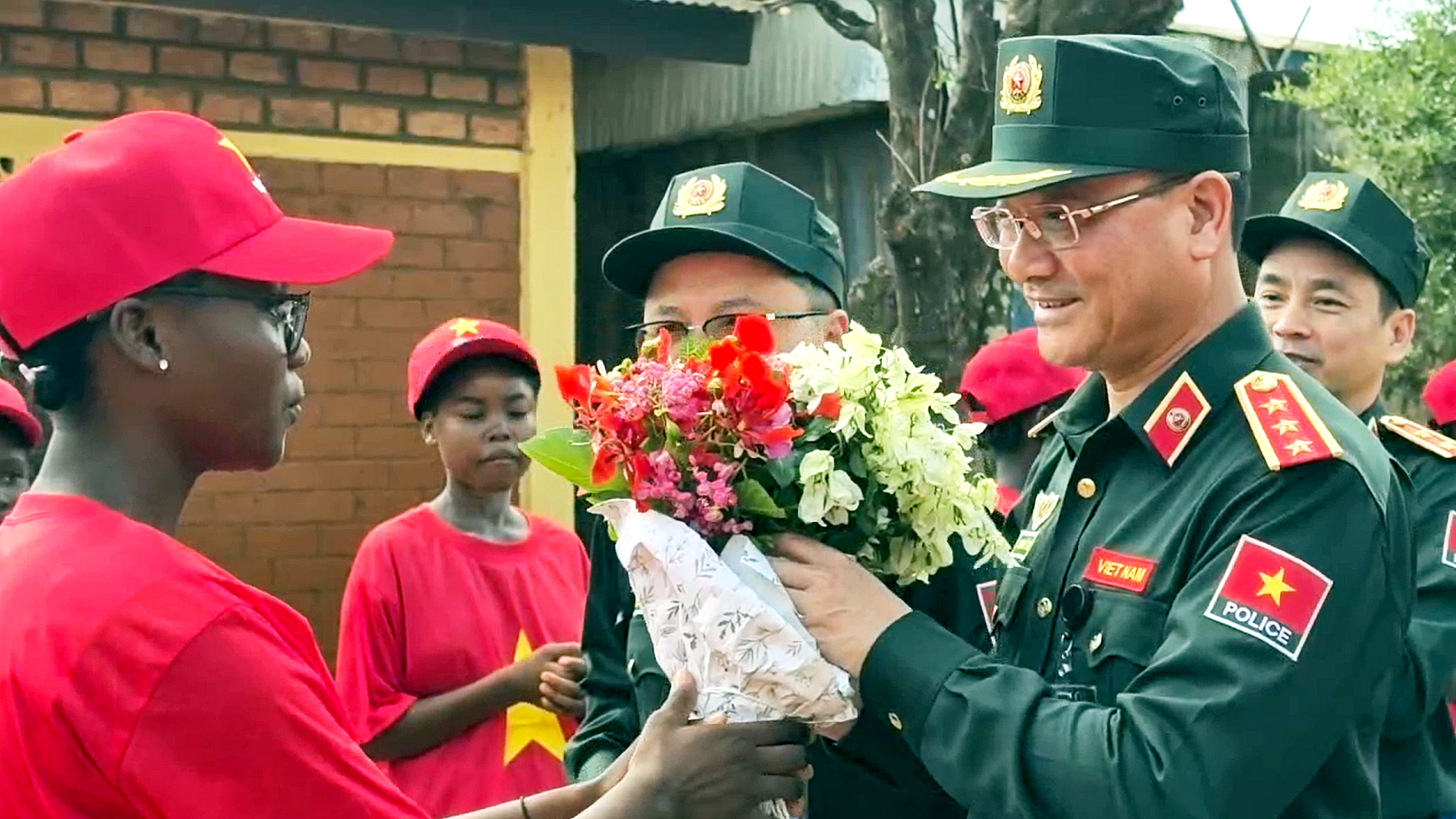 Mang trái im Việt Nam đến với trẻ em mồ côi Trung Phi -0