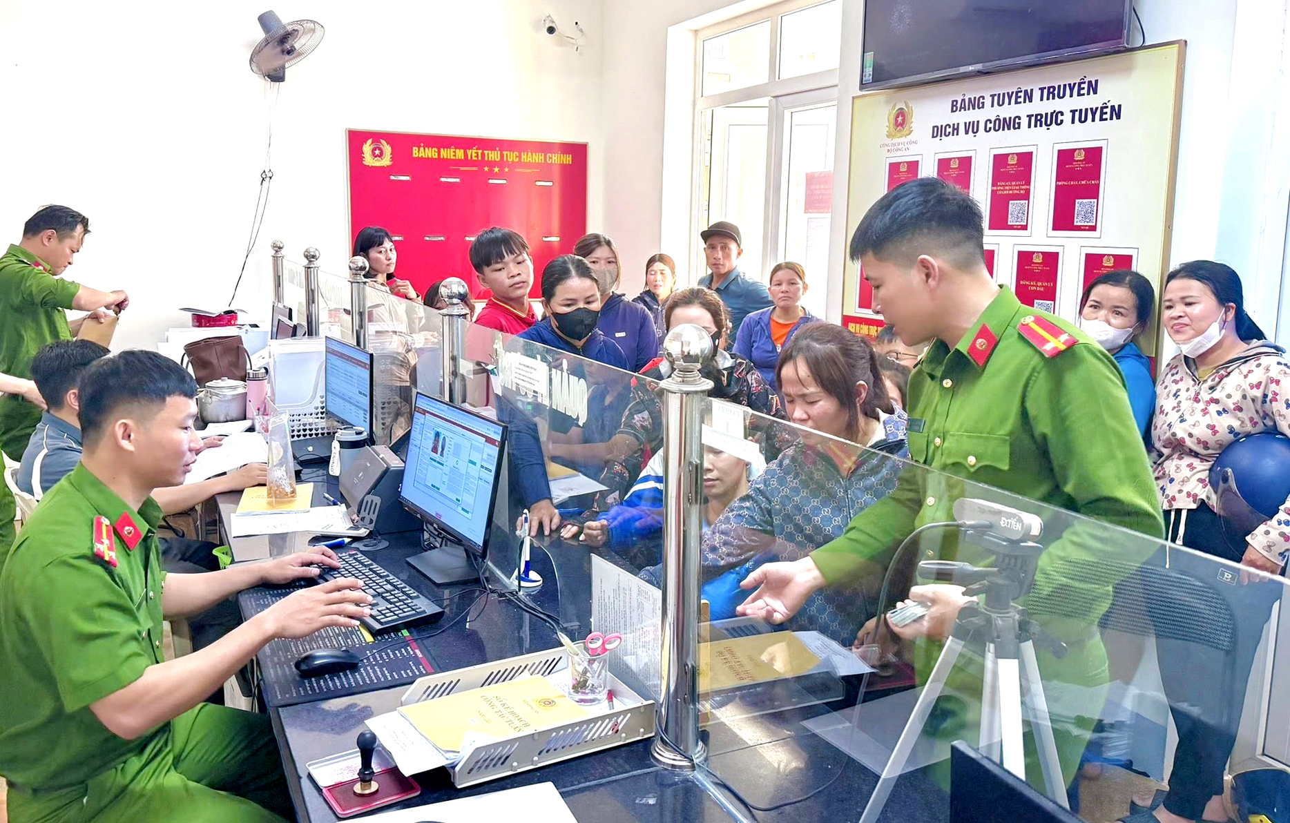 Cao điểm cấp căn cước, định danh điện tử cho công dân từ 6 đến 14 tuổi -0