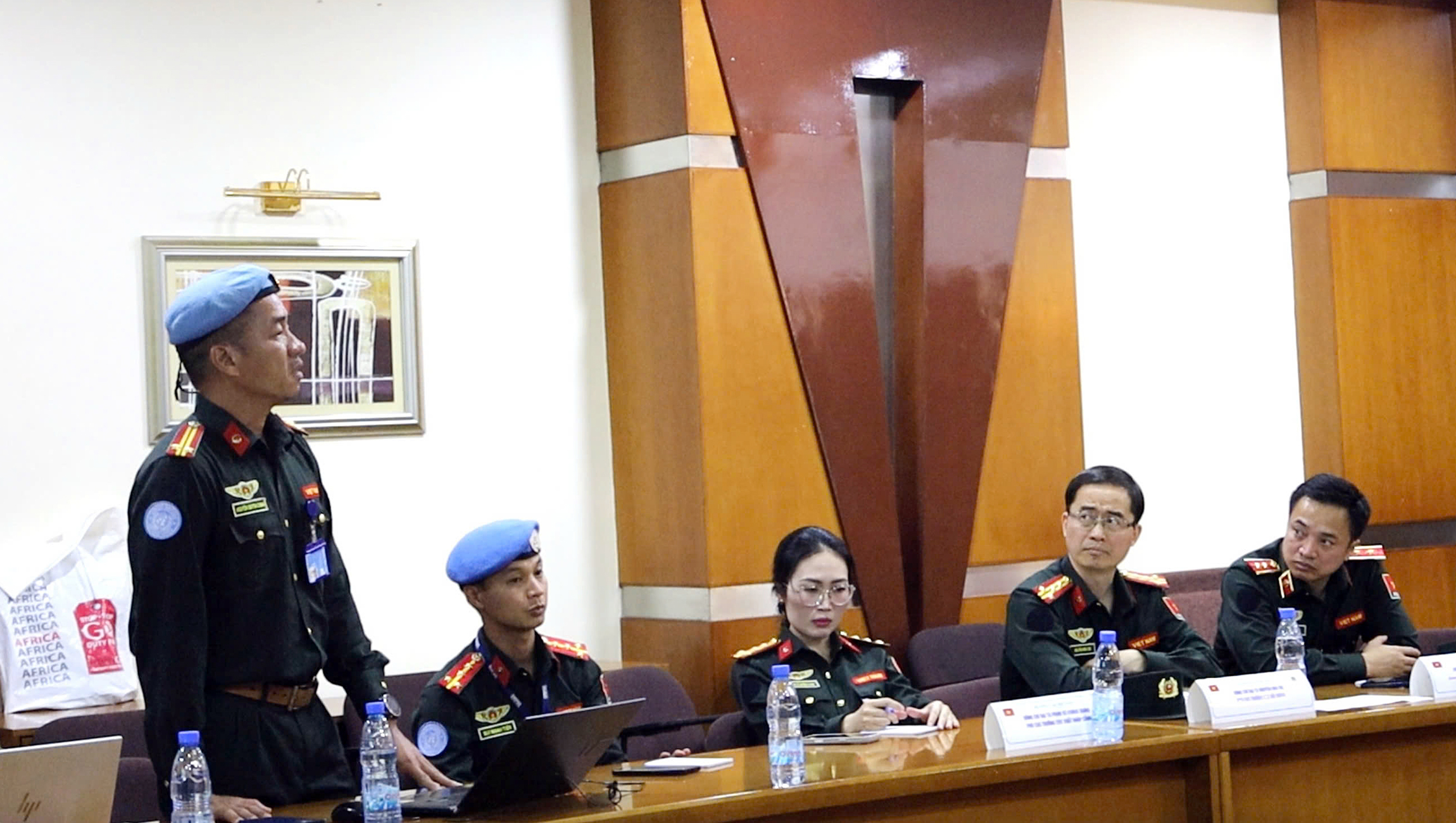 Xúc động cuộc gặp mặt của đồng chí Thứ trưởng với lực lượng Việt Nam ở Phái bộ MINUSCA -0