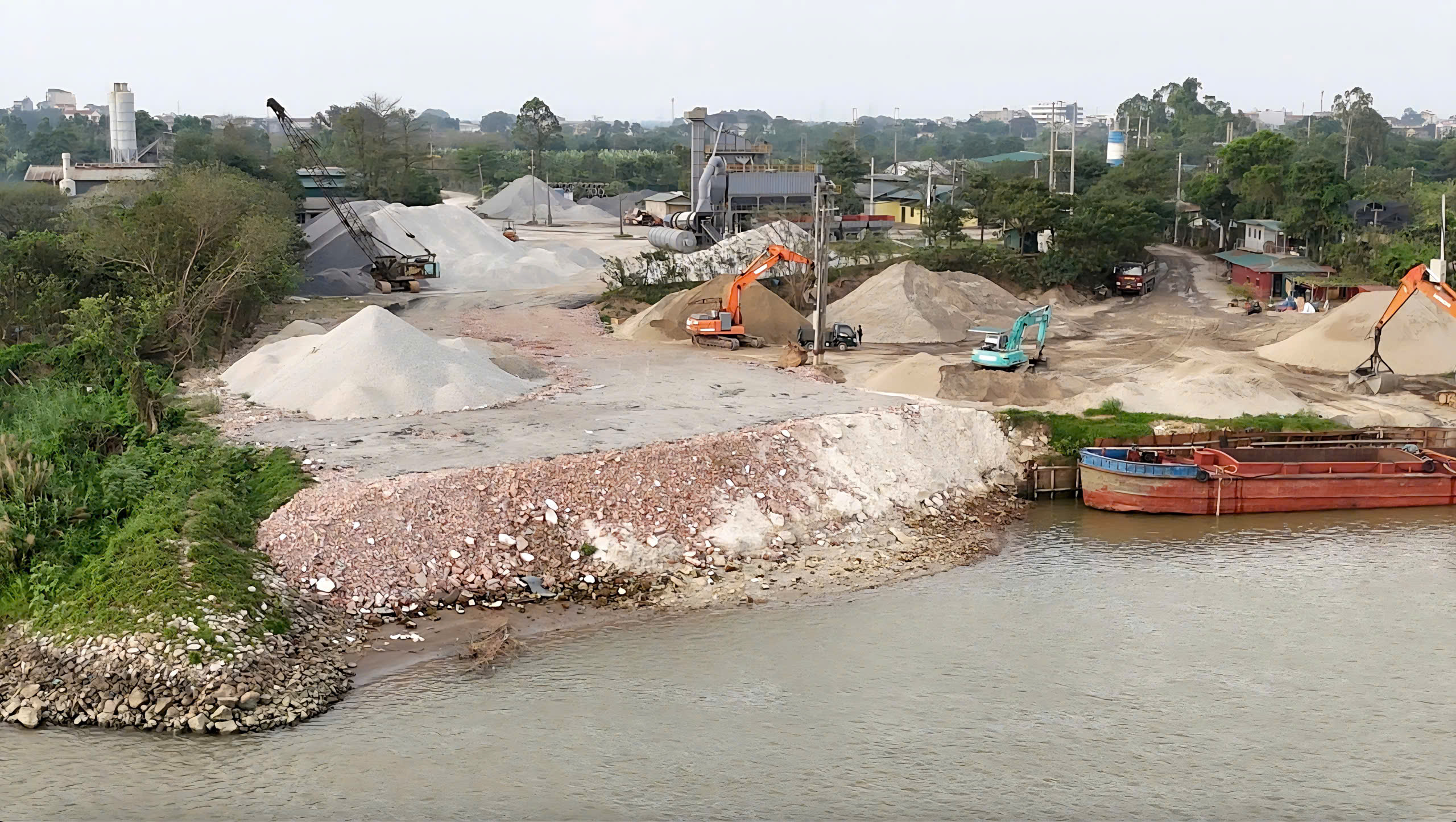 Hà Nội: Cần làm rõ trách nhiệm việc để bến bãi và trạm trộn bê tông hoạt động không phép, lấn sông - 0